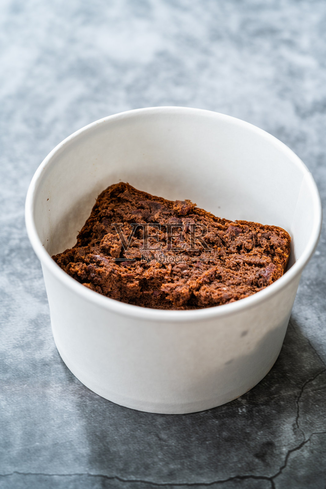 带走健康的有机自制素食甜点墨西哥布朗尼腰豆。无麸质和无糖塑料盒包装容器。照片摄影图片