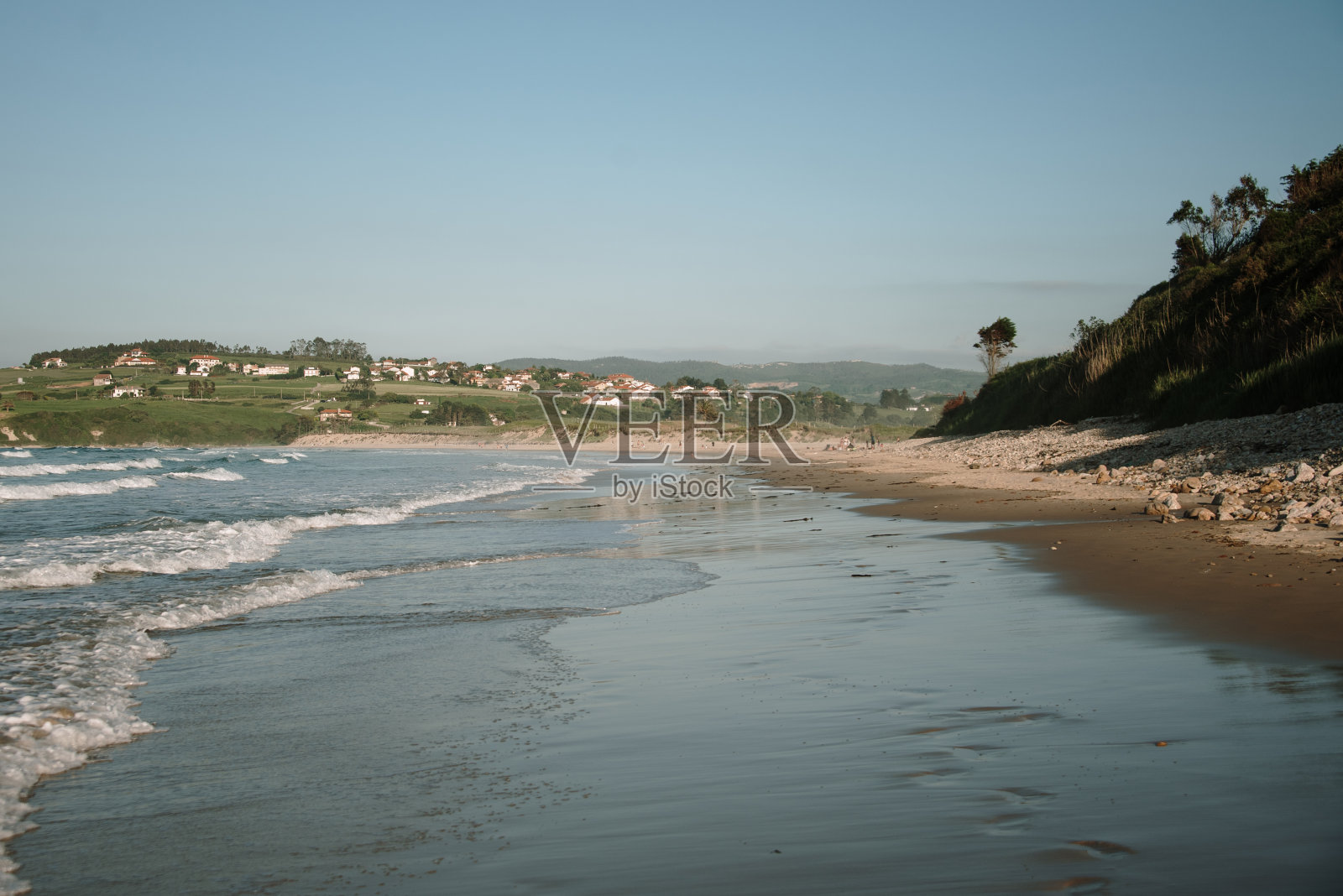 西班牙坎塔布里亚的Oyambre海滩照片摄影图片