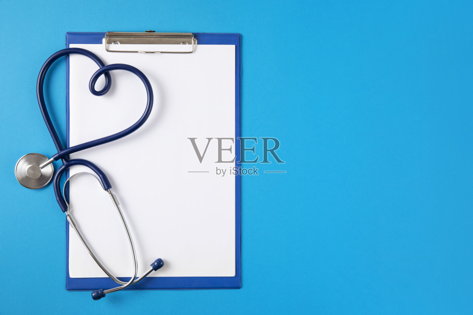 带有剪贴板的心形听诊器照片摄影图片