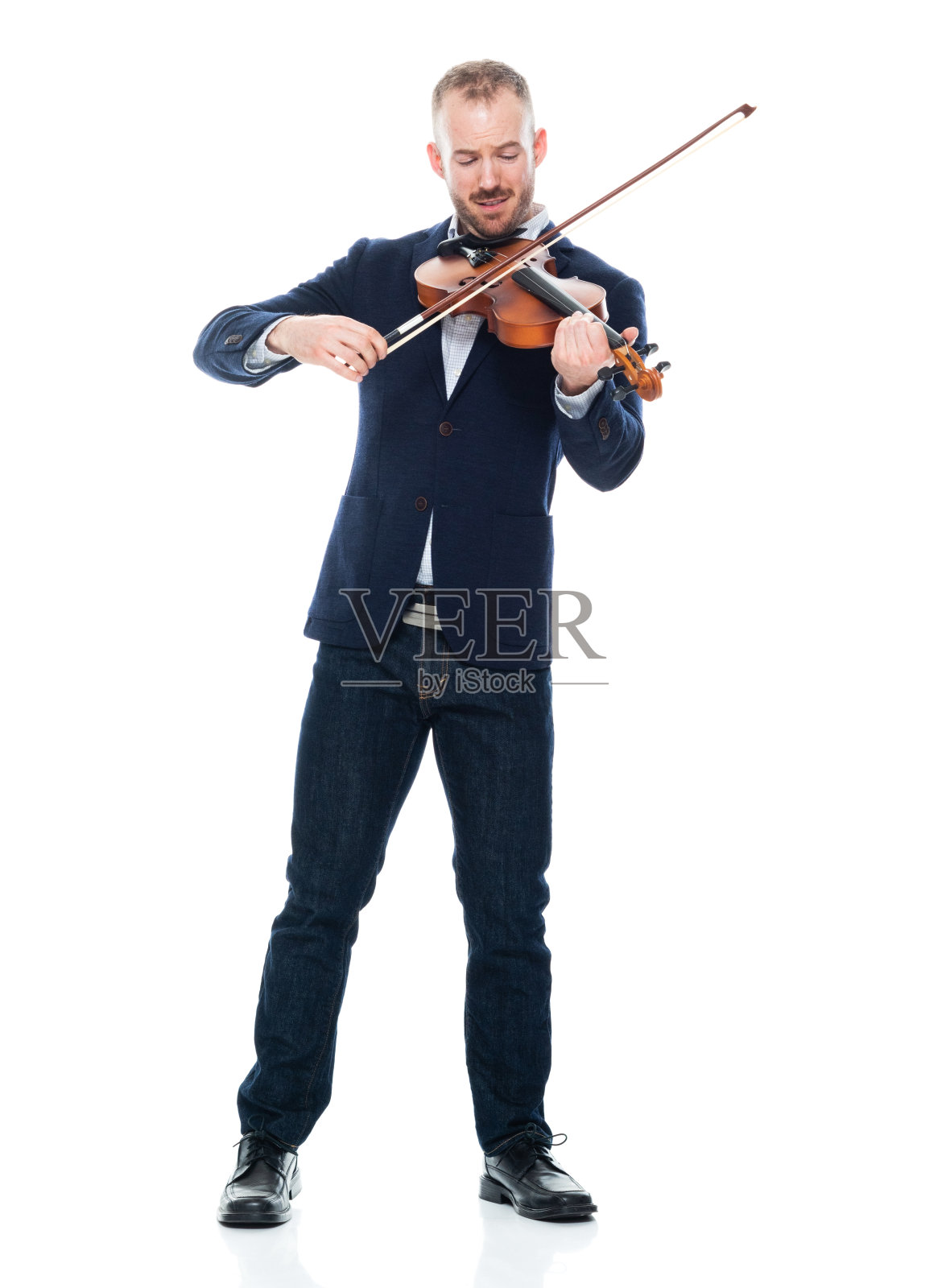 白人男性音乐家站在白色背景穿着商务服装和手持乐器照片摄影图片