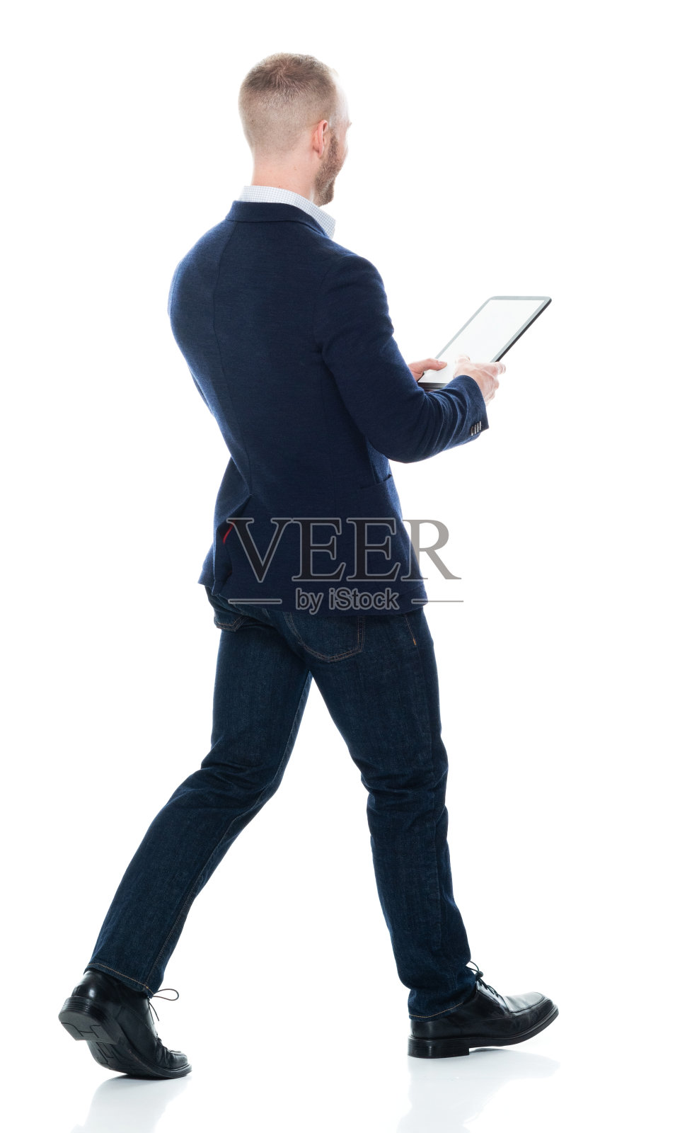 白人男性商人穿着裤子，用触摸屏站在白色背景前照片摄影图片