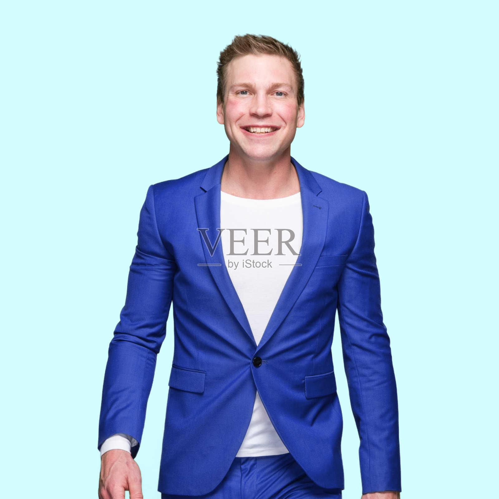 白人男性在有色背景面前穿着商务服装照片摄影图片