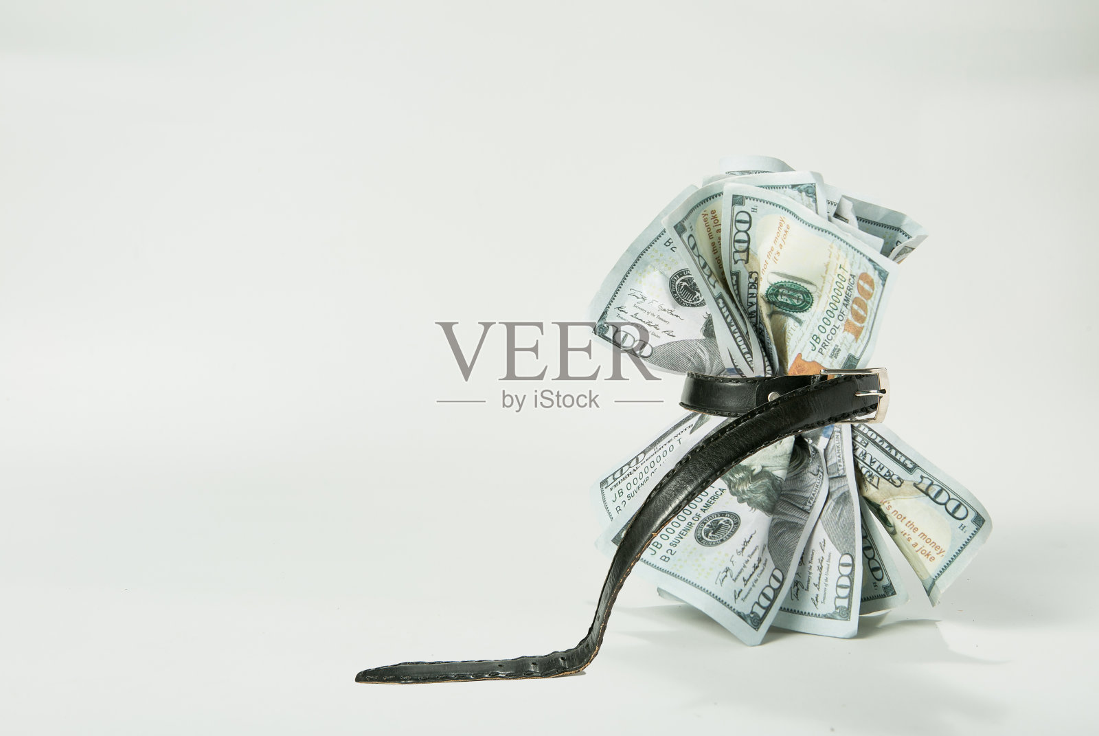 靠最后一笔钱生活。照片摄影图片