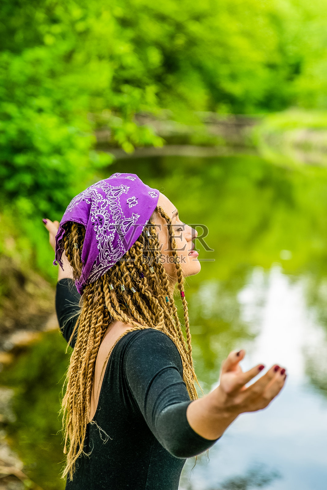 年轻女子沉思和连接与自然双臂开放库存照片照片摄影图片