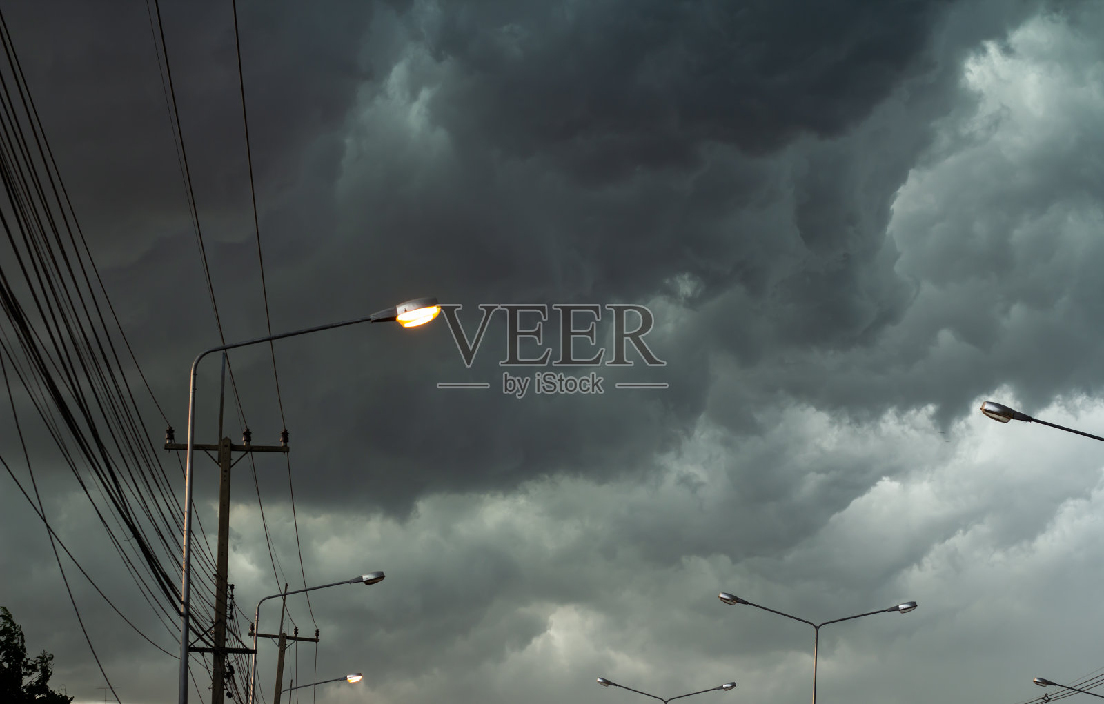 在大风暴进入城市之前，乌云遮住了漆黑的天空。雷暴前的大风暴云。照片摄影图片