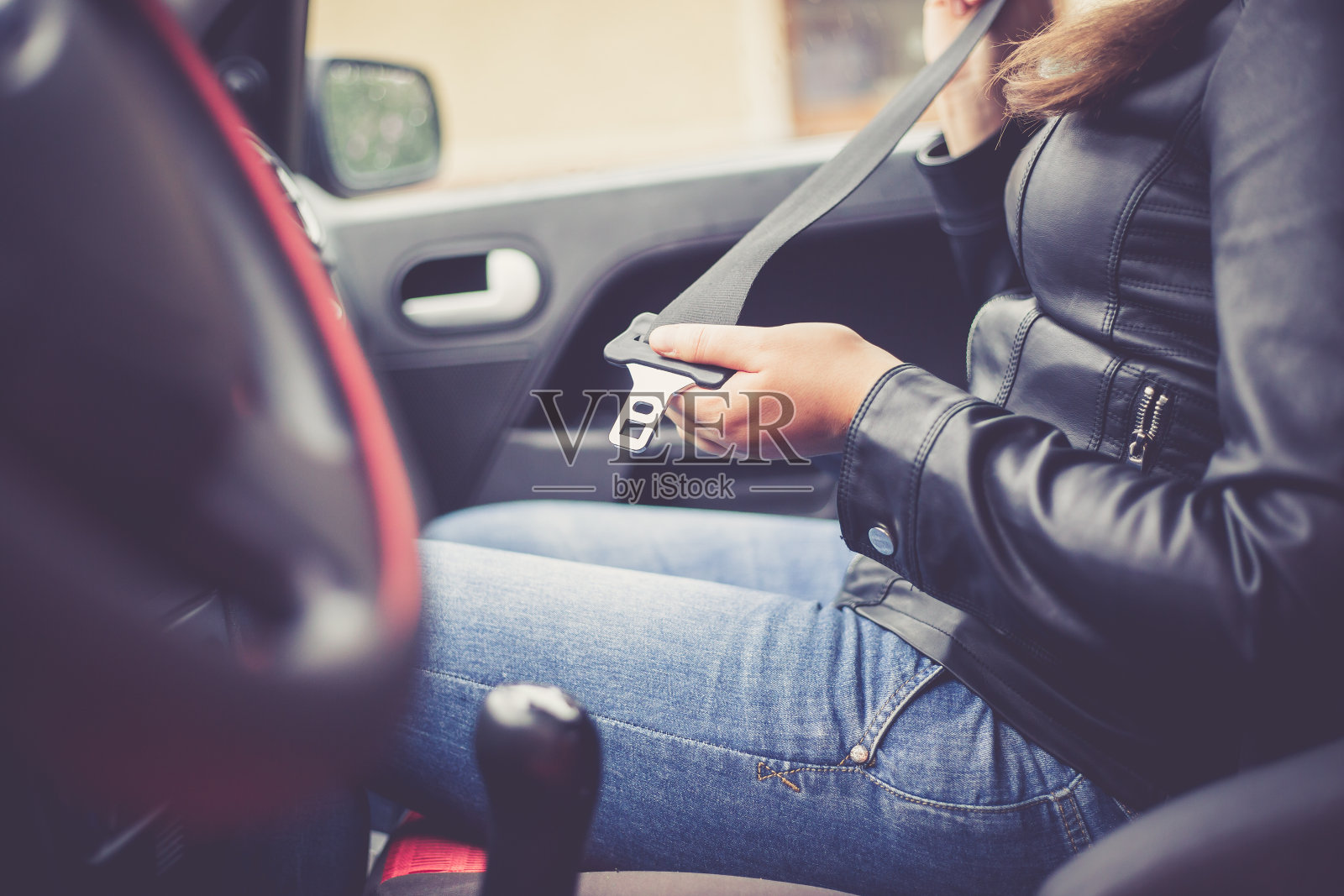 女乘客在车内系安全带，安全概念(彩色调图像)照片摄影图片