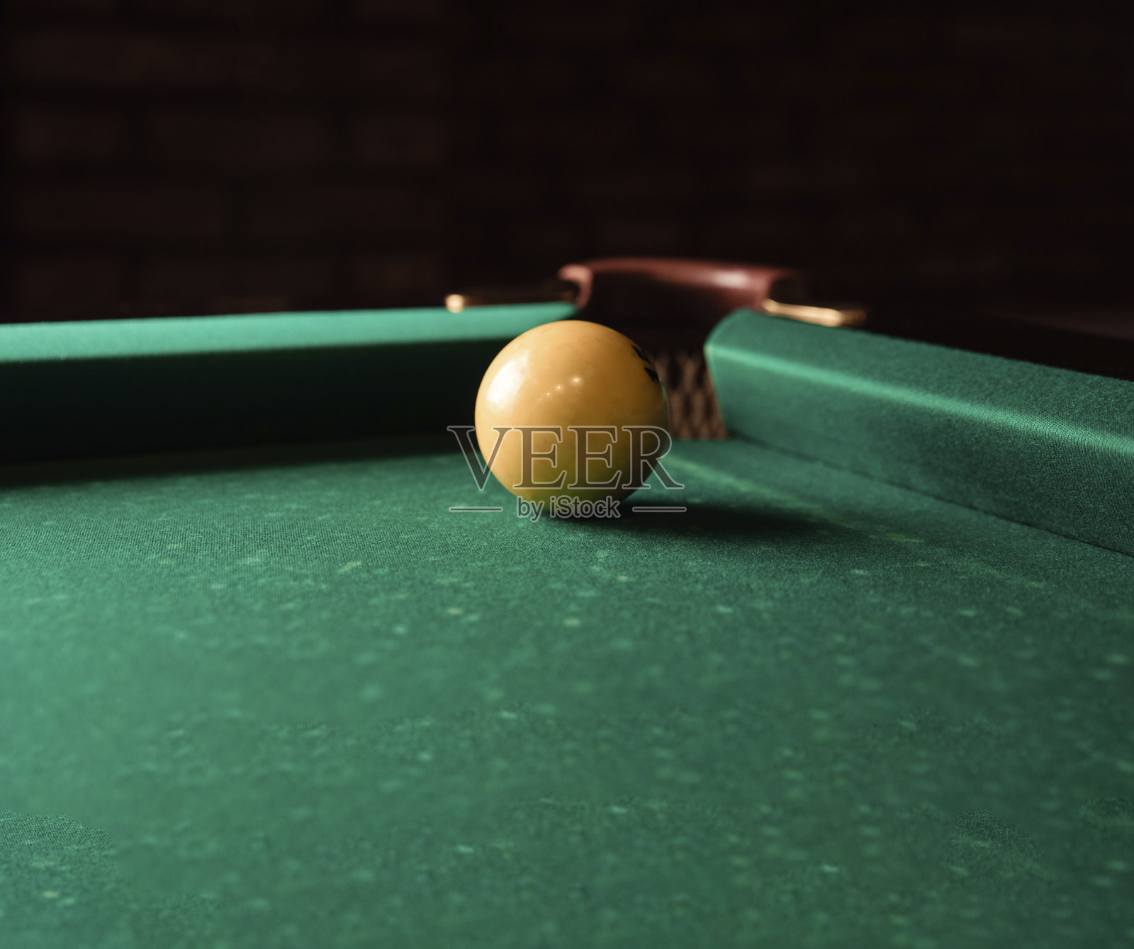 黄色台球在绿色台球桌上照片摄影图片