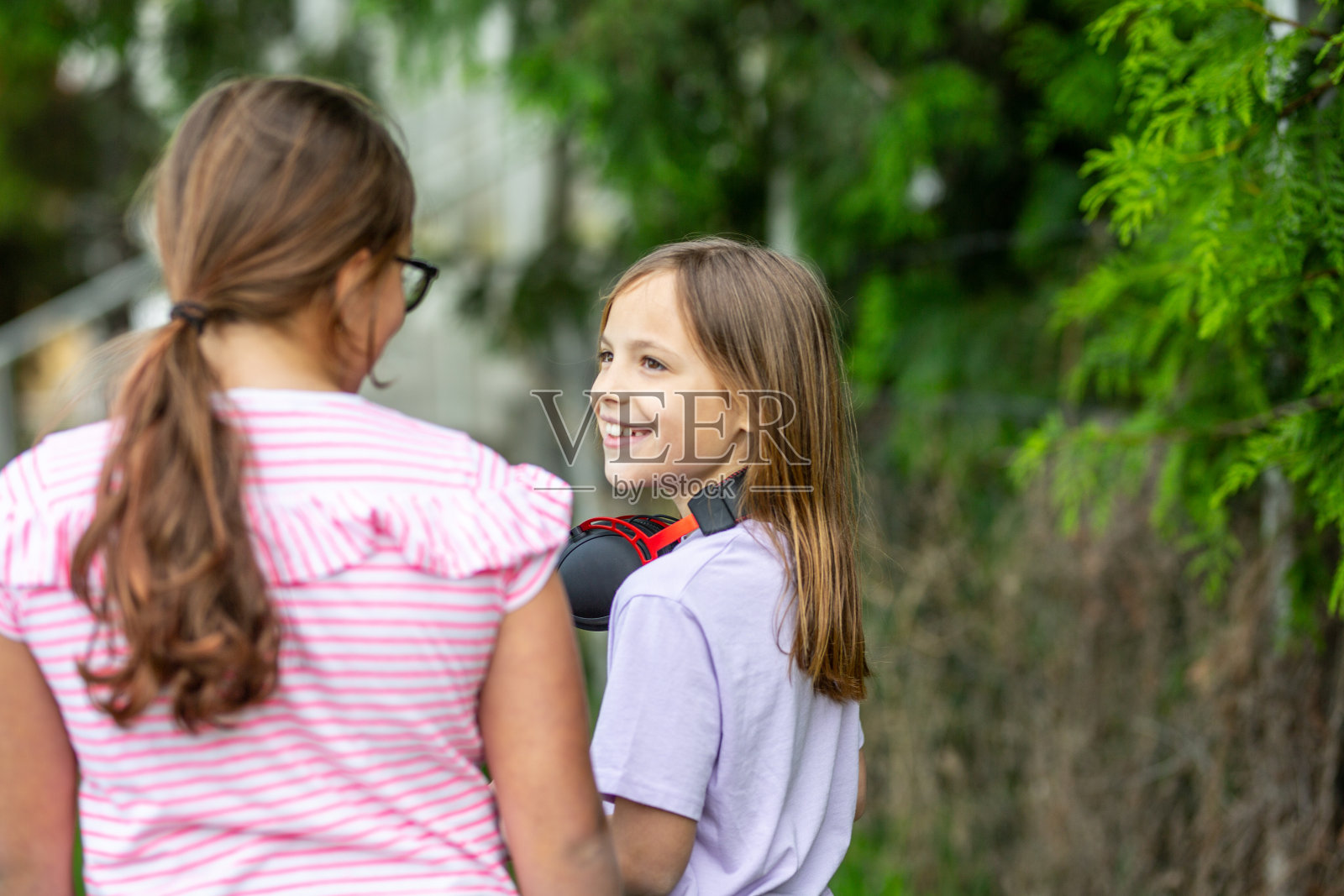 两个少女在外面玩照片摄影图片