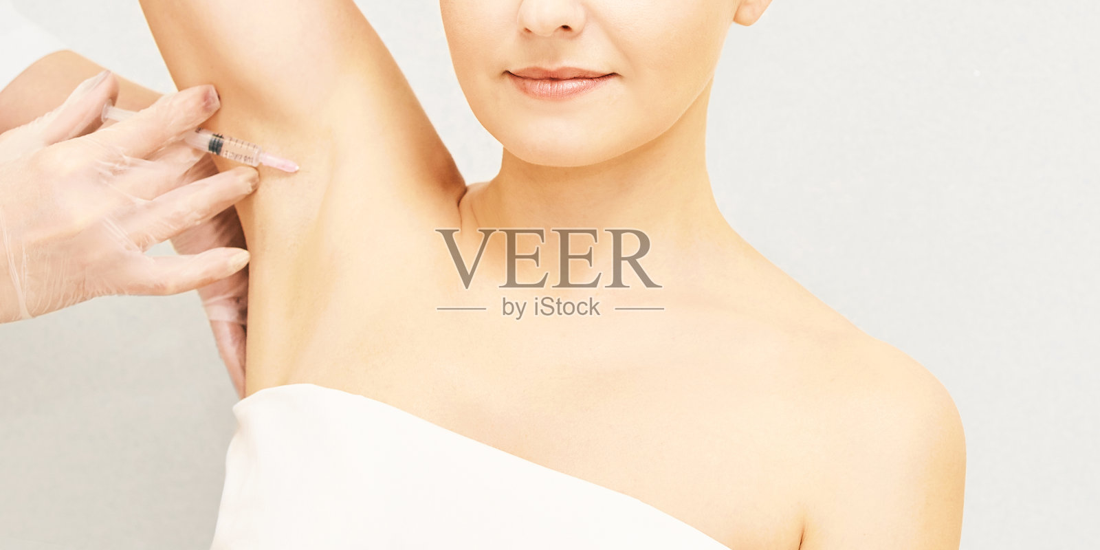 腋下注射美容。美容门诊排汗治疗。女性皮肤护理程序。医生的手照片摄影图片