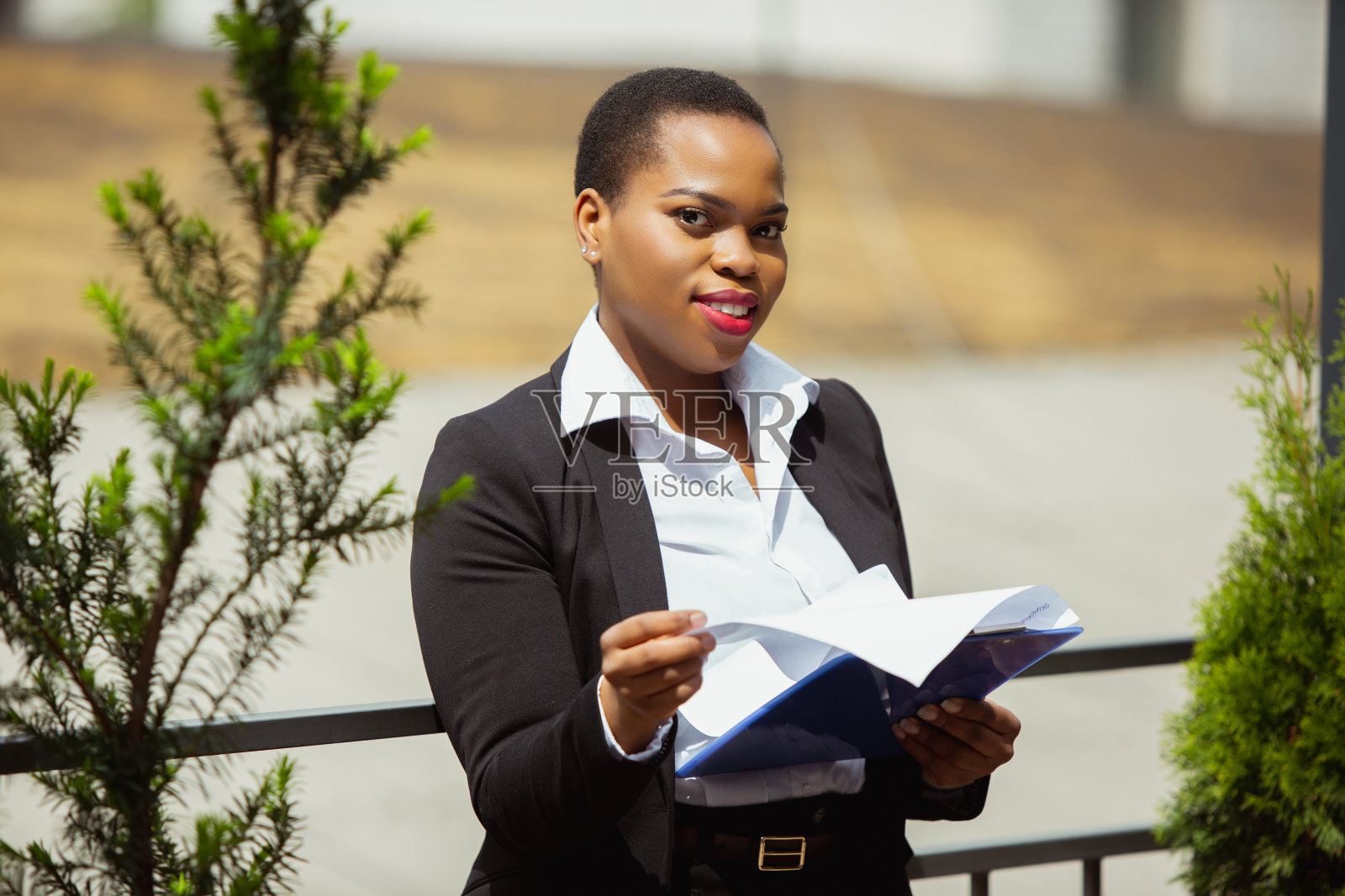 非裔美国女商人穿着办公室服装面带微笑，看起来自信，快乐，成功照片摄影图片