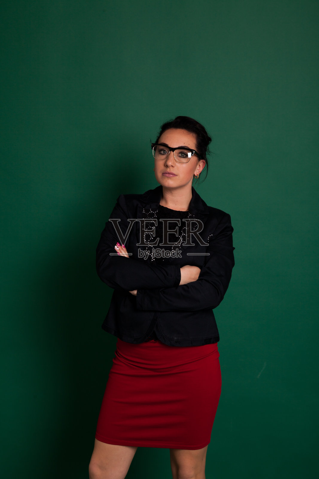 女教师在绿色学校董事会上课照片摄影图片