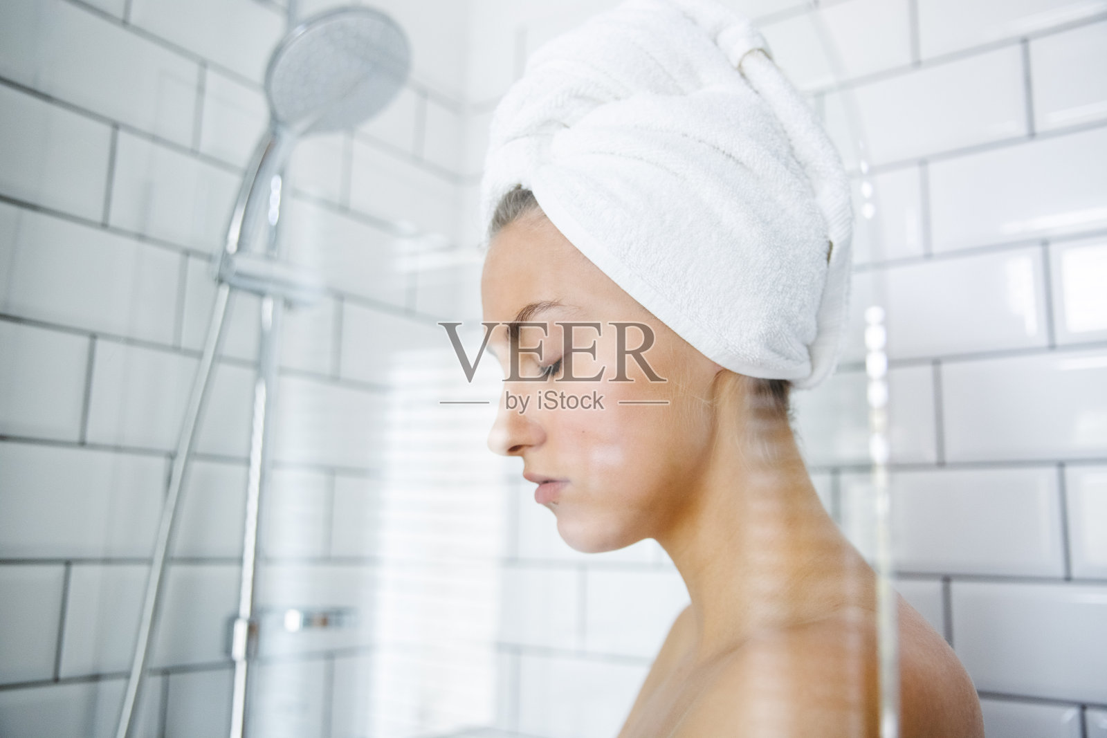 年轻漂亮的女人洗澡前。照片摄影图片