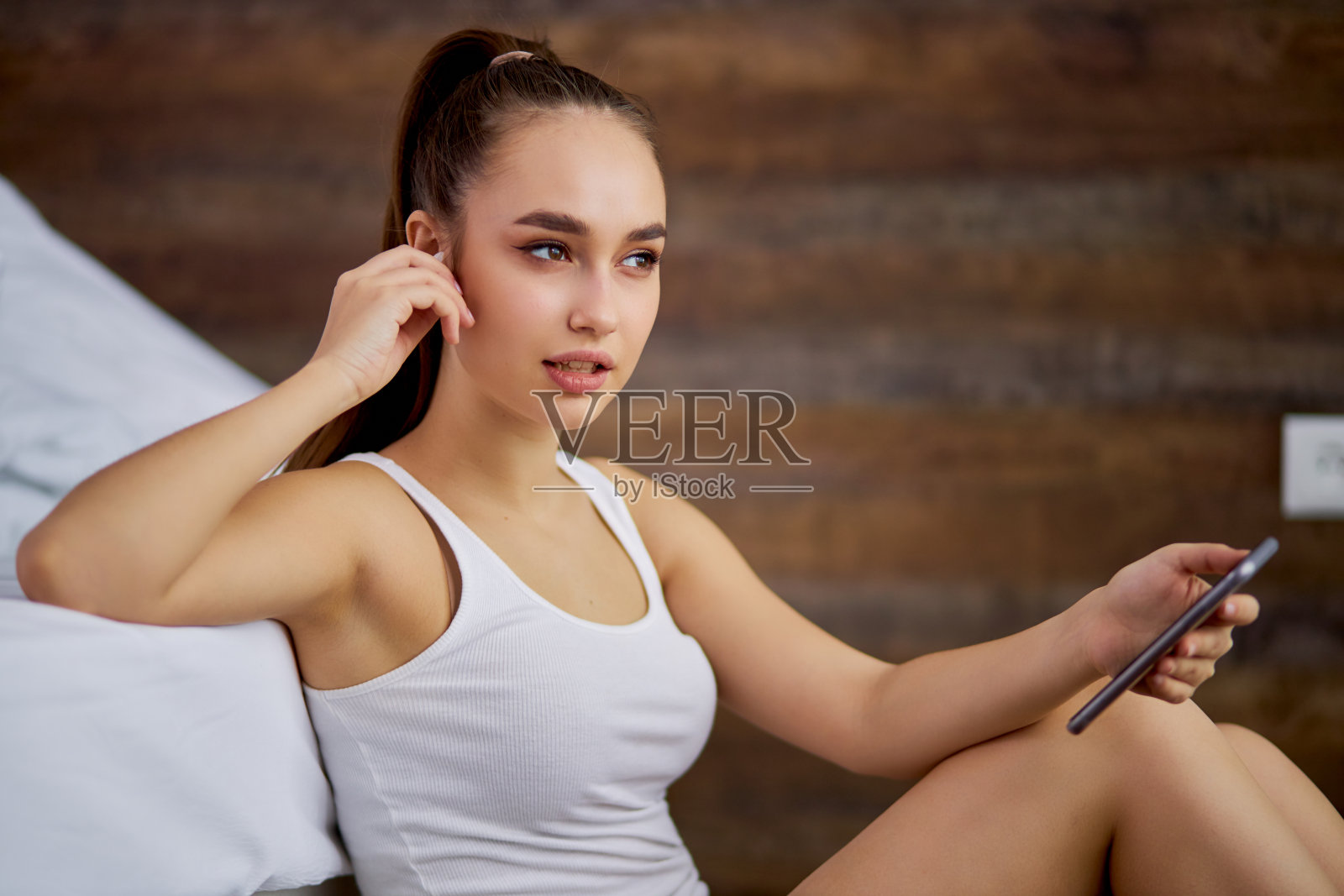 体贴的女人戴上耳机照片摄影图片