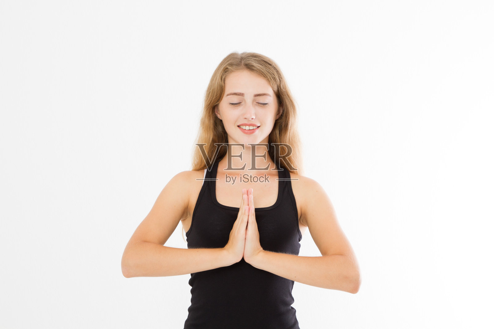 特写的手漂亮的女人，女孩在t恤，在室内冥想，集中在手臂在合十礼手势。亚洲医学，瑜伽概念。模拟。副本的空间。模板。空白。照片摄影图片