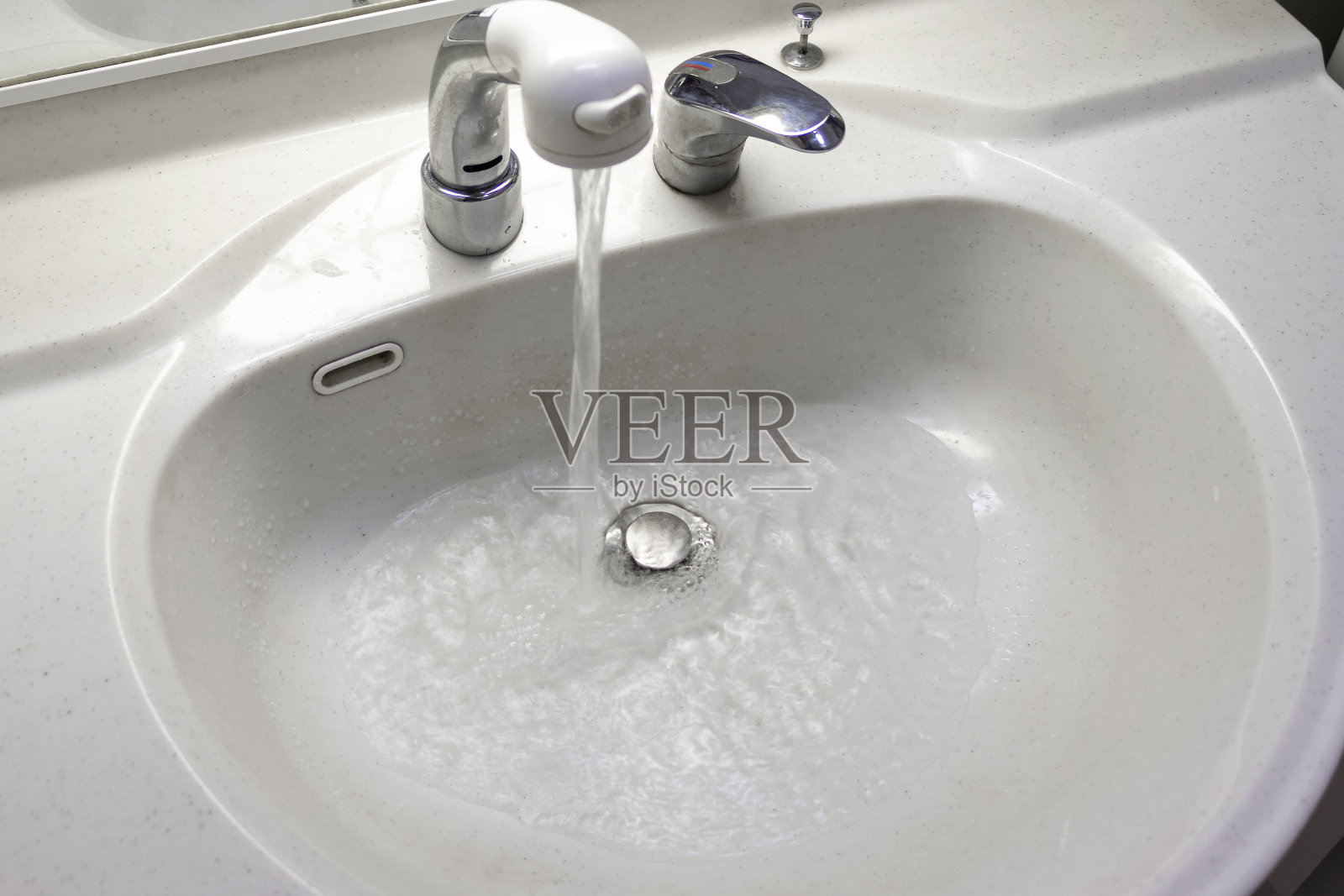 白色洗脸盆加水照片摄影图片