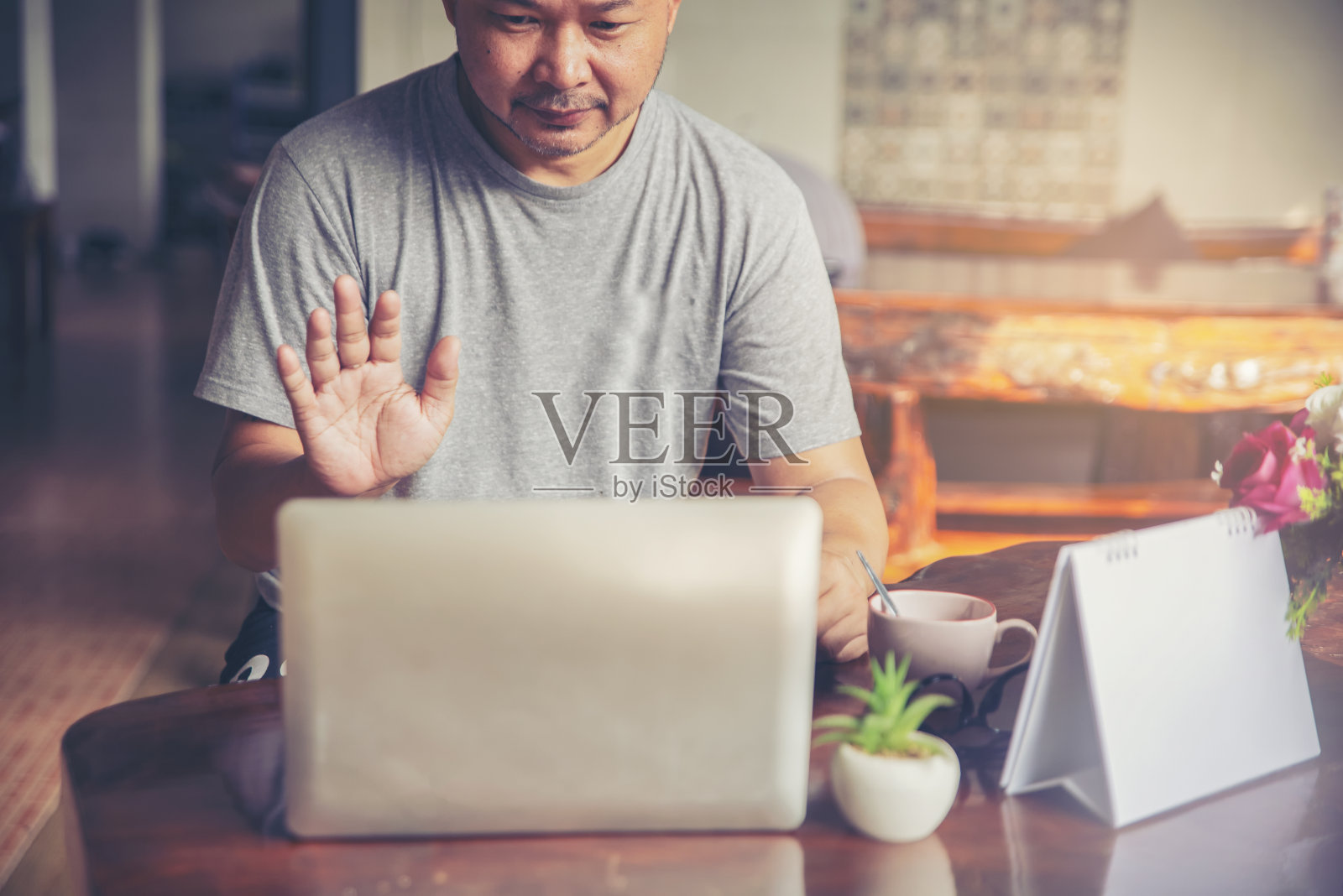 用笔记本电脑和智能手机工作的商人。照片摄影图片