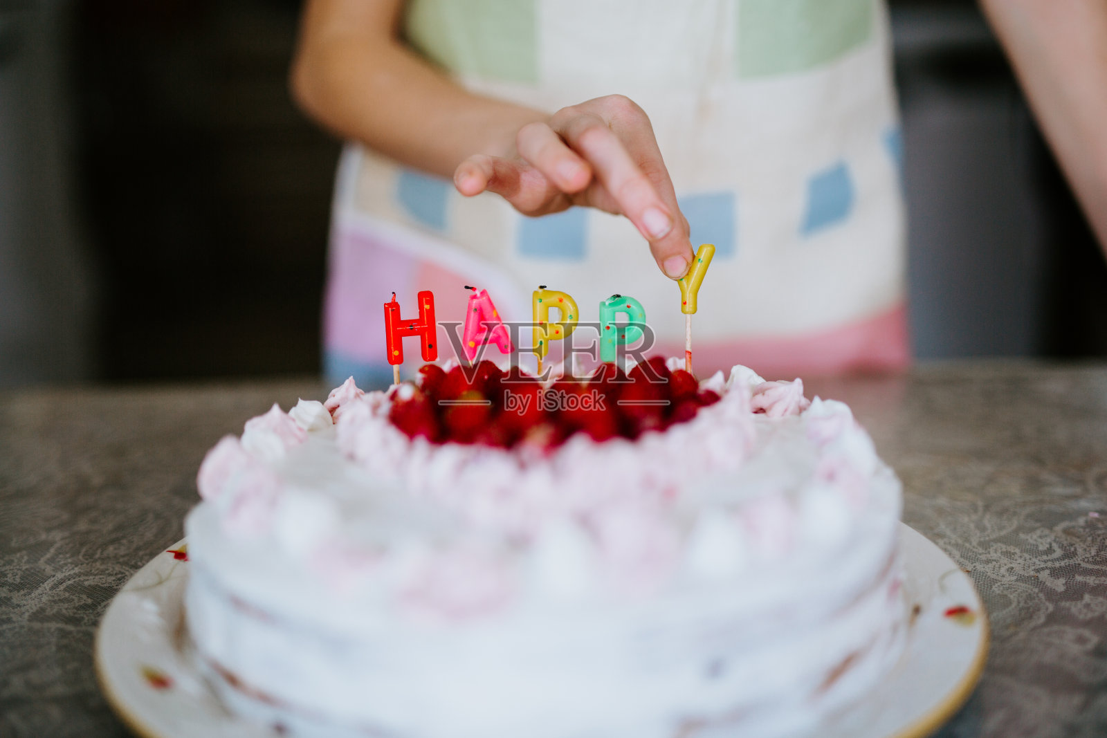 妈妈和女儿在做蛋糕照片摄影图片