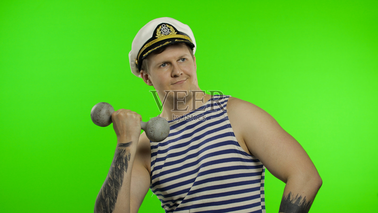 水手在用哑铃举重。穿着水手背心的水手照片摄影图片