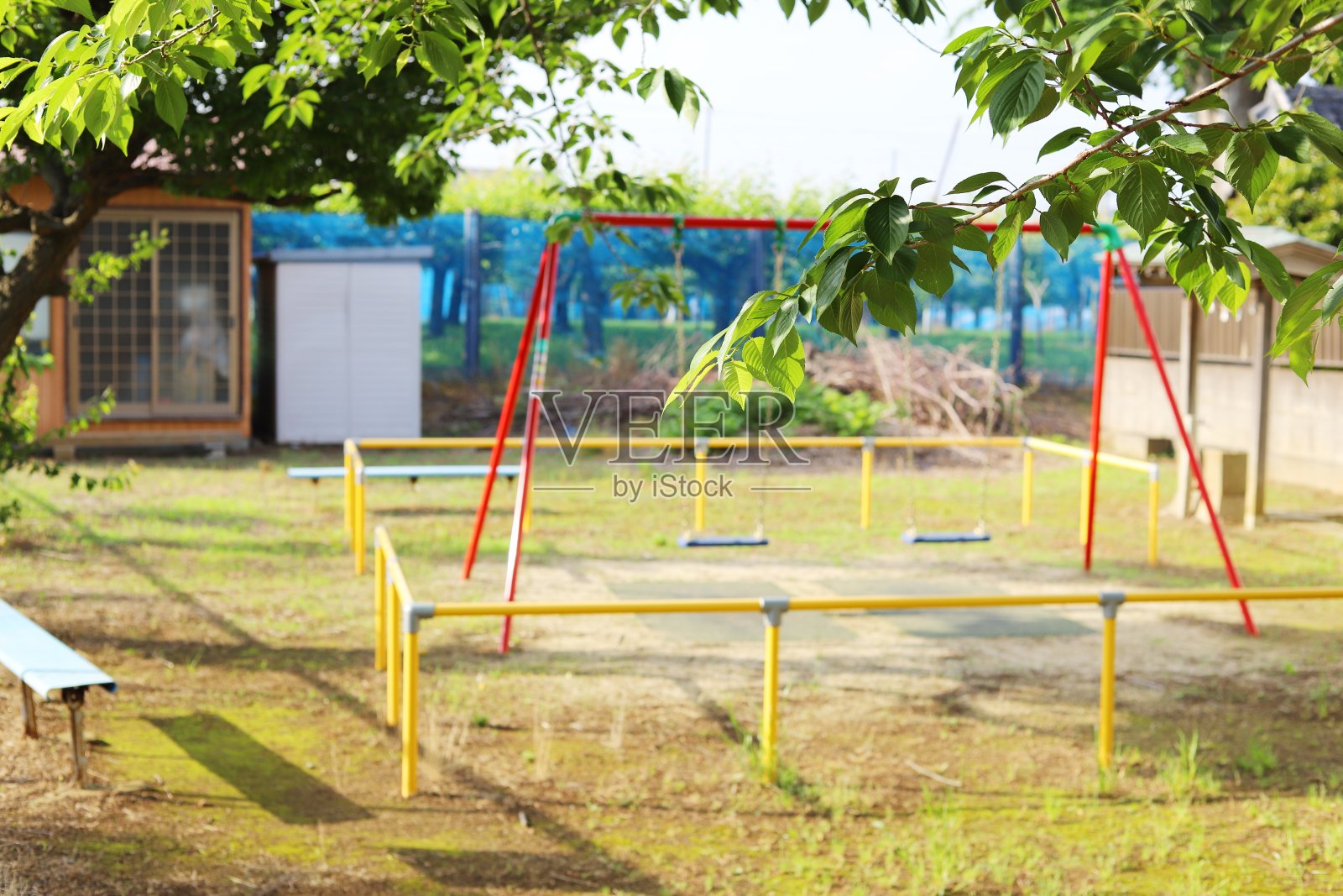 初夏的日本，一个没有人的公园在乡下照片摄影图片