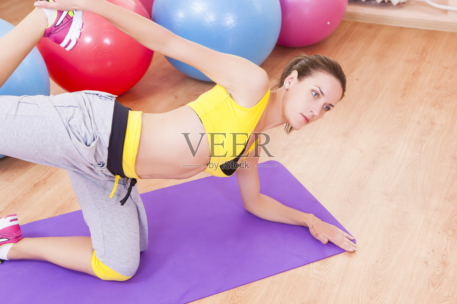 运动，健身，健康和生活方式的概念。白种人性感女运动员在良好的健身做腿和手伸展运动。水平图像组成照片摄影图片