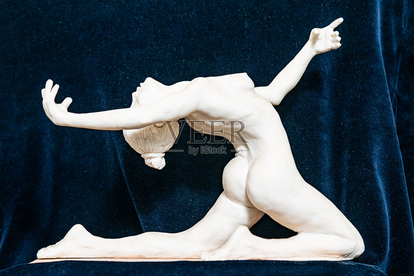 一个不知名女孩的石膏雕塑。这女孩身材健美照片摄影图片