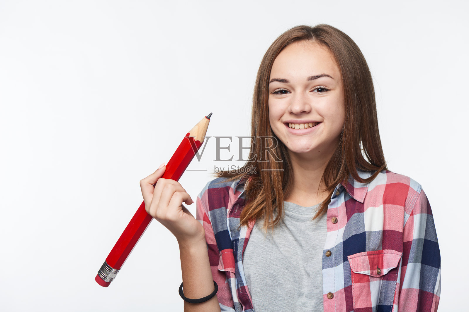 微笑轻松的少女看着相机的肩膀照片摄影图片