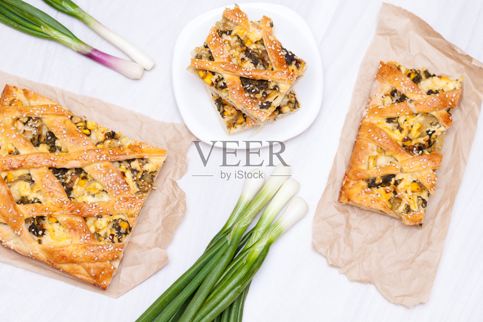 加菠菜、奶酪、鸡蛋和洋葱的菠菜派或菠菜派。平的。照片摄影图片