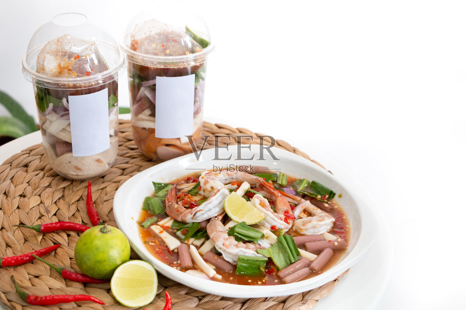 酸辣虾沙拉，泰国菜照片摄影图片