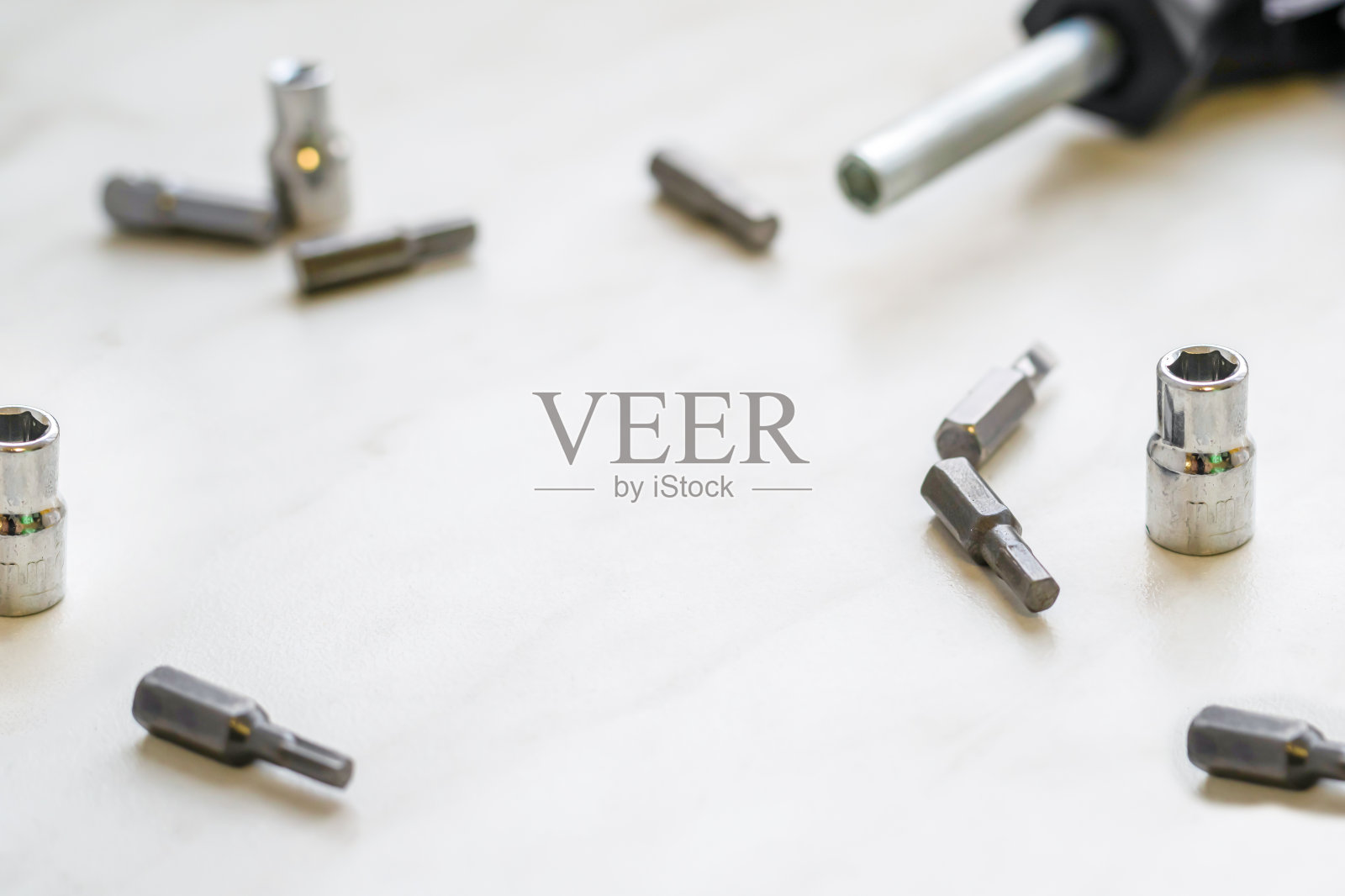 可更换的铁片，用于在轻的背景上更换螺丝刀的喷嘴，选择性聚焦照片摄影图片