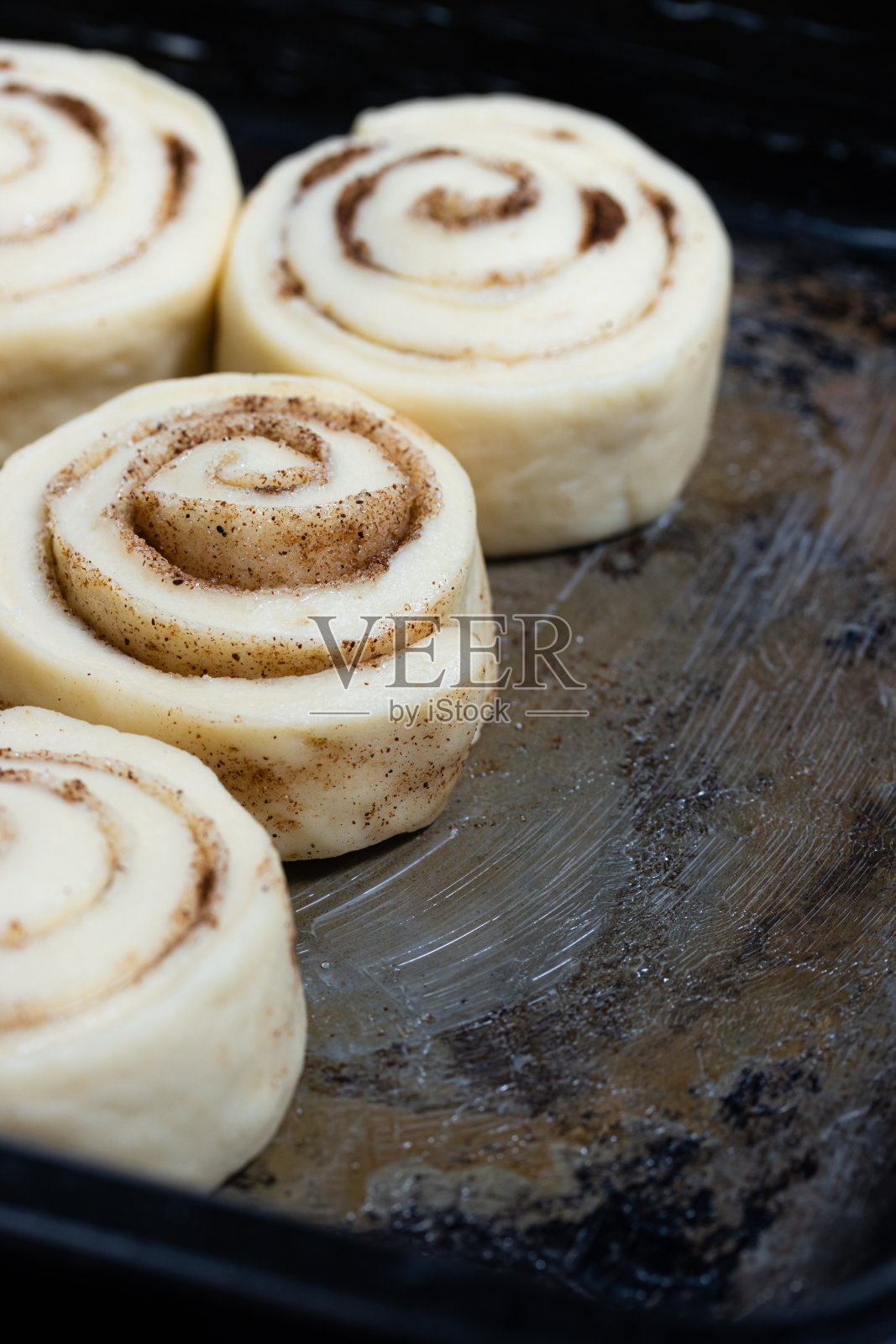 生肉桂卷准备烘烤。照片摄影图片