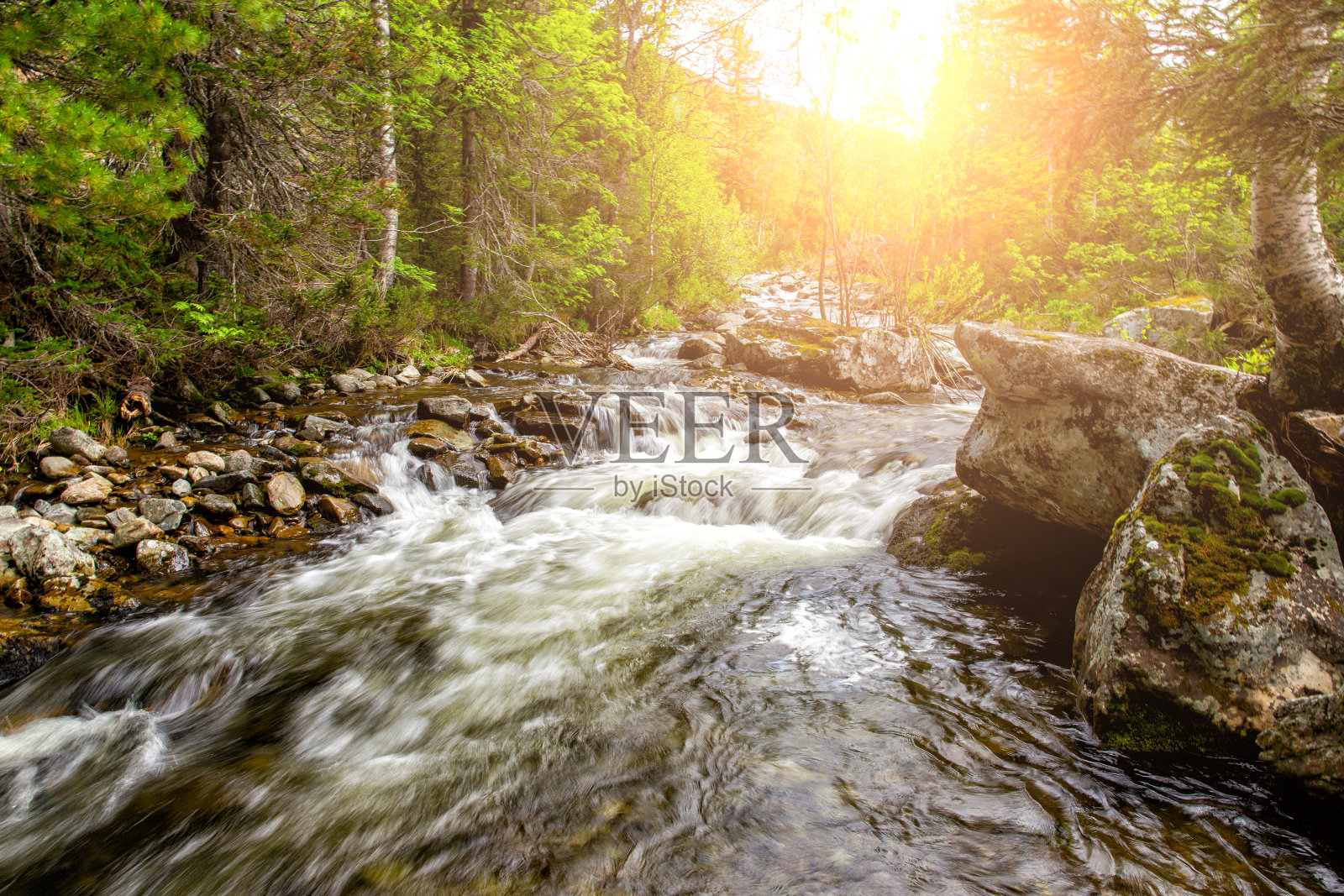 山河的门槛。紫外线在森林照片摄影图片