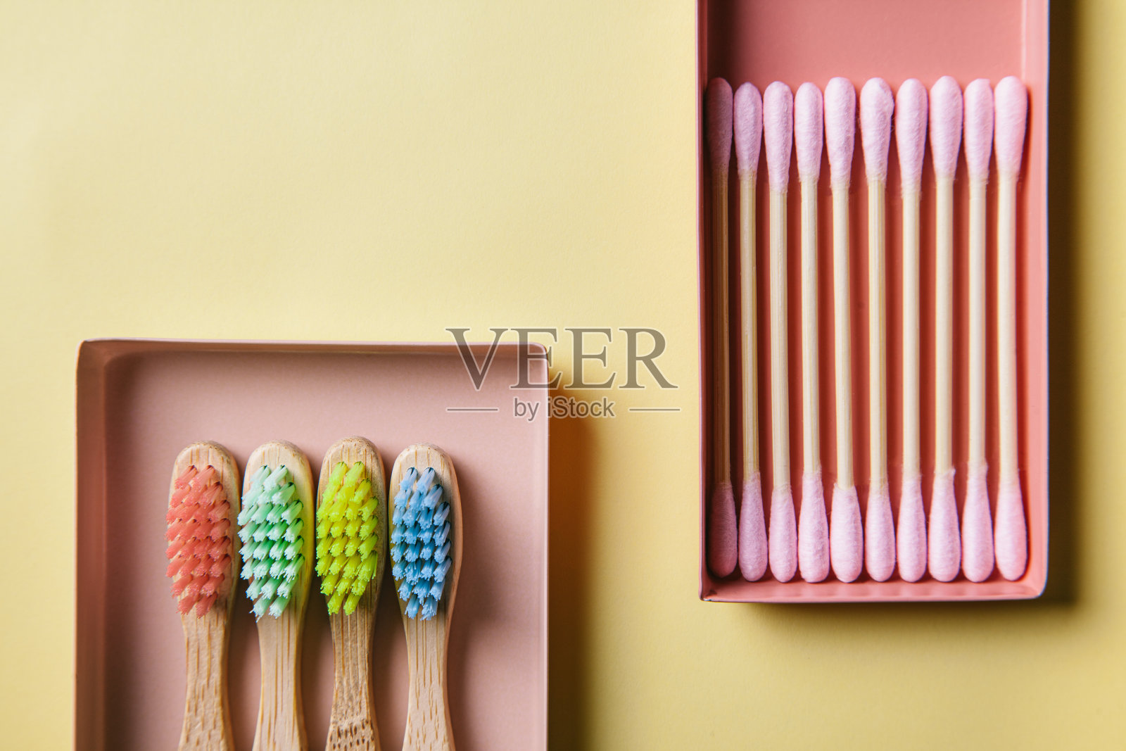 “零浪费”的概念。在米色背景的金属托盘上放置环保的浴室配件。照片摄影图片