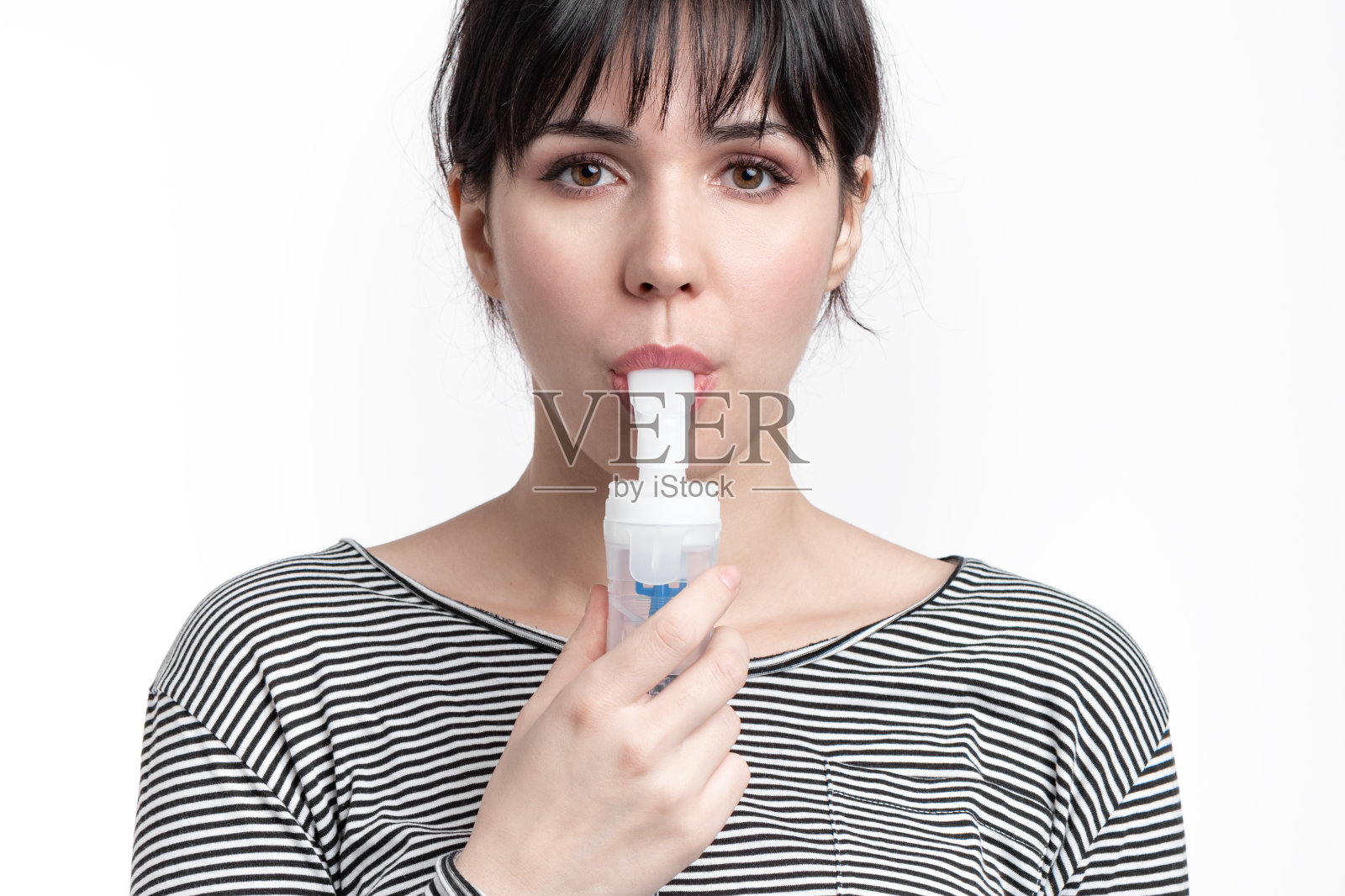 病人通过喷雾器吸入药物特写。肺部疾病或季节性过敏治疗照片摄影图片