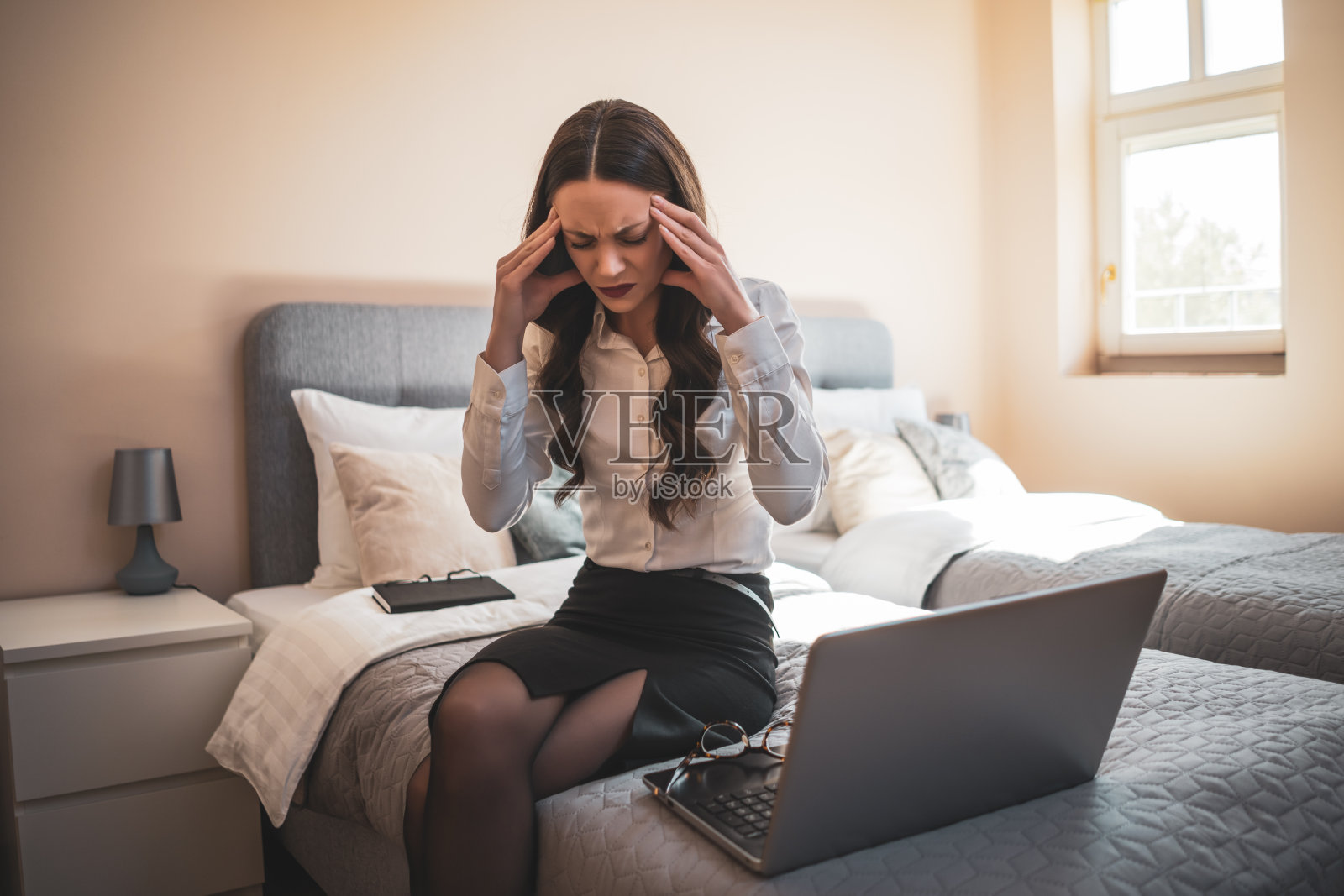 酒店房间里的女商人照片摄影图片