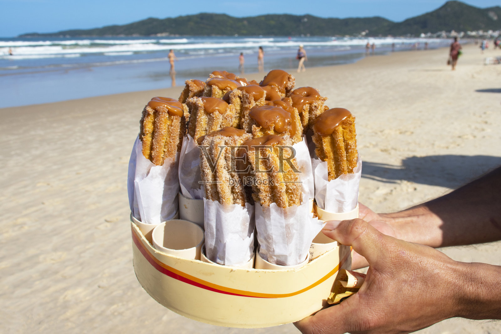 巴西圣卡塔琳娜邦宾哈海滩上出售的一种牛奶甜面团照片摄影图片
