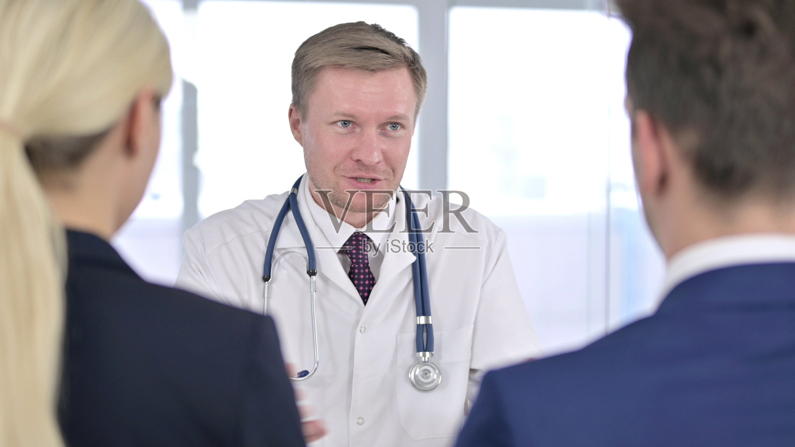 专业男医生为病人做咨询照片摄影图片