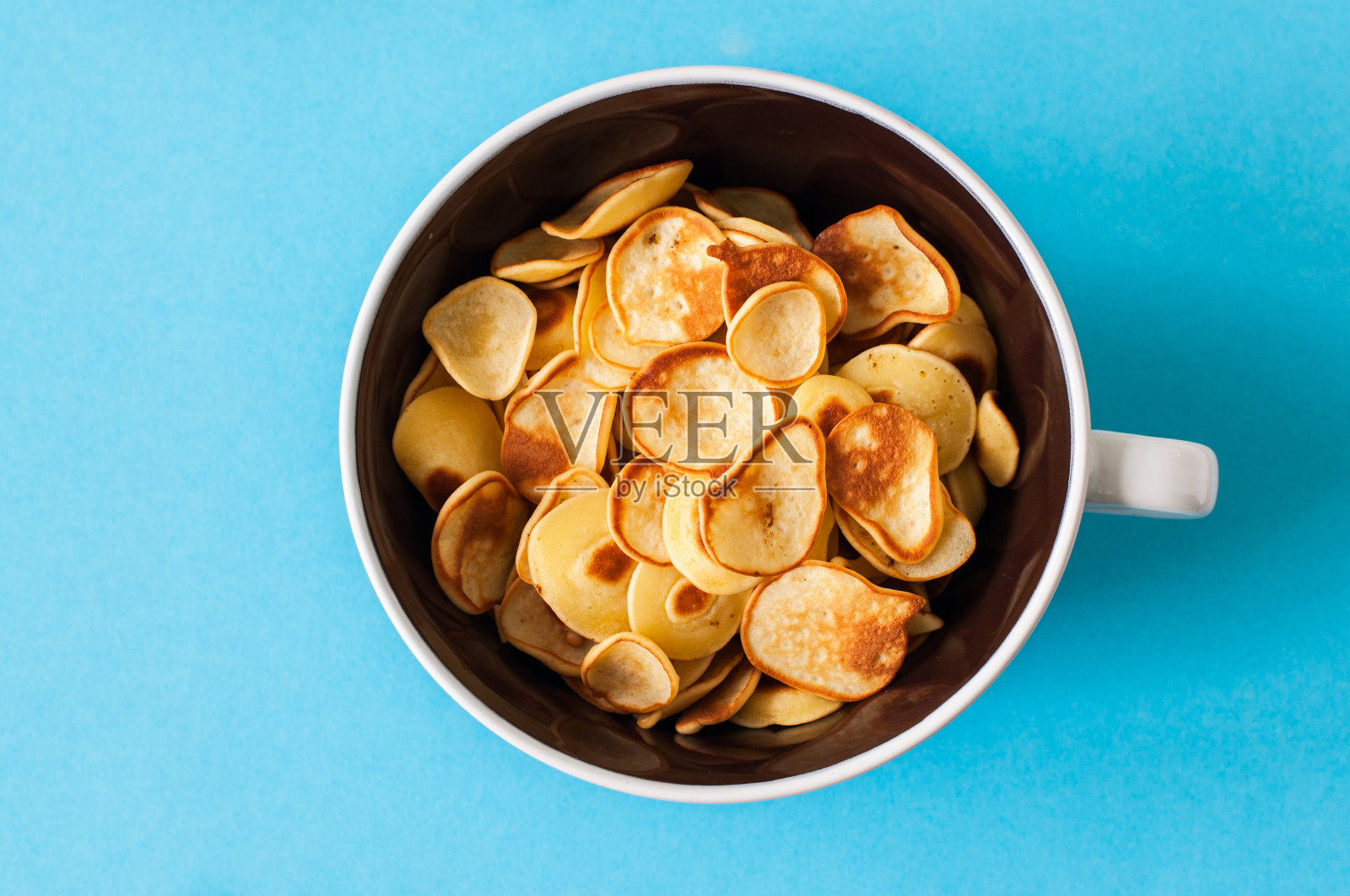自制香草小煎饼麦片放在碗里。照片摄影图片