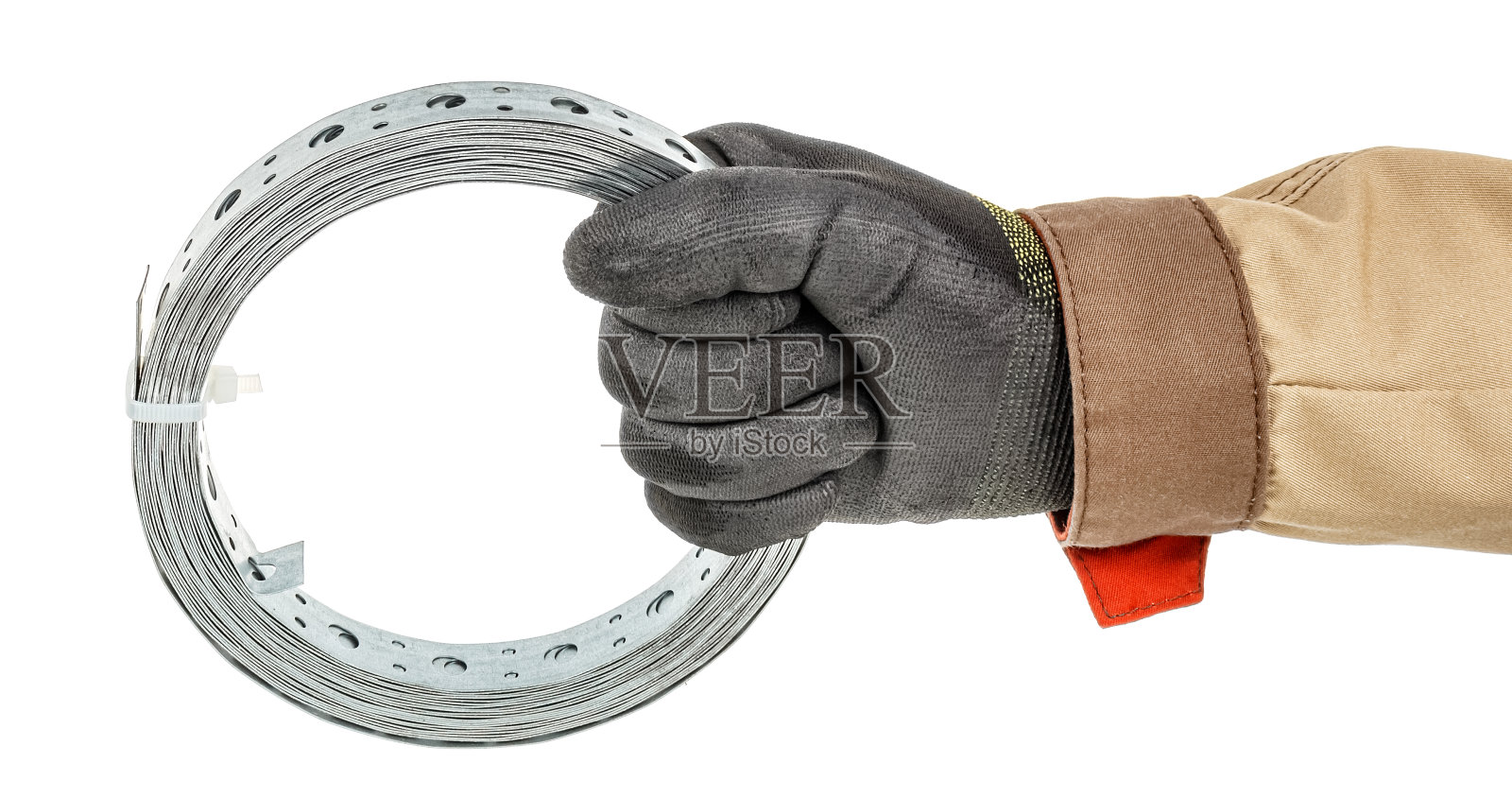 工人手戴黑色防护手套和棕色制服持有线圈穿孔金属安装胶带隔离在白色背景照片摄影图片