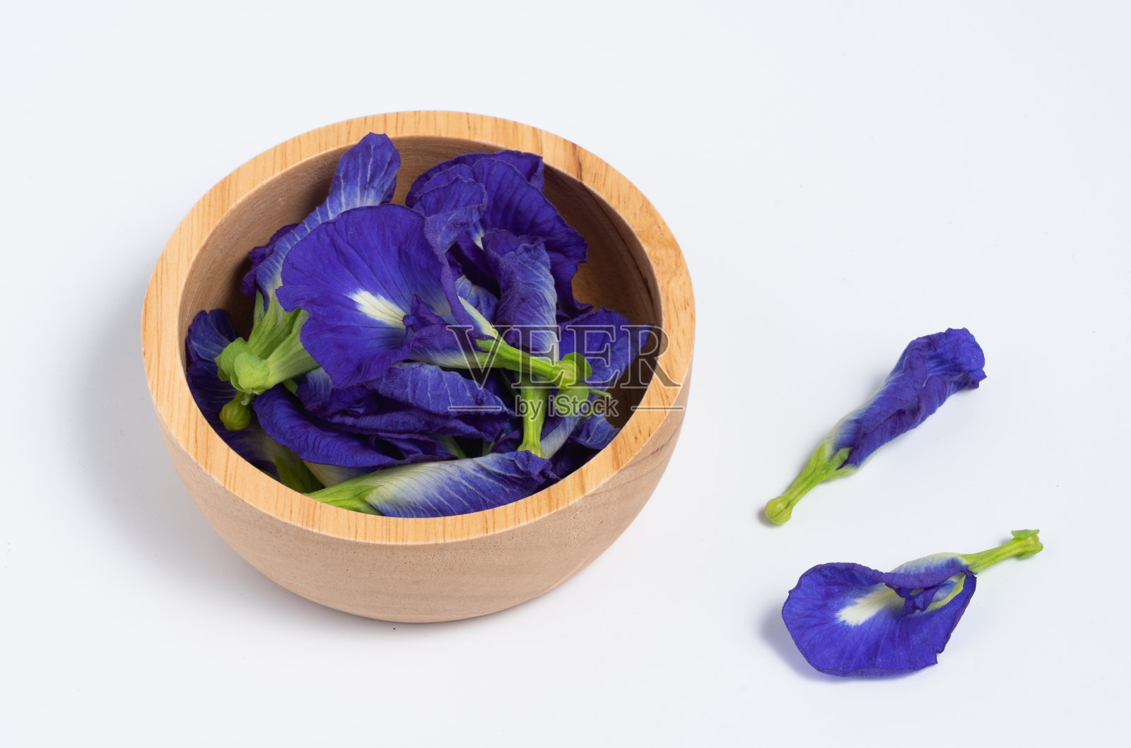 蝴蝶豌豆花在白色背景，复制空间照片摄影图片