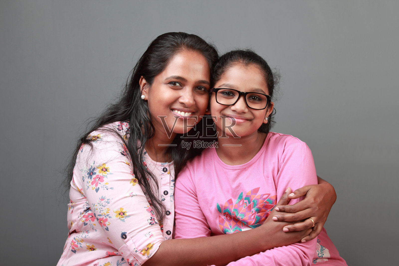 幸福慈爱的印度裔母亲和女儿照片摄影图片