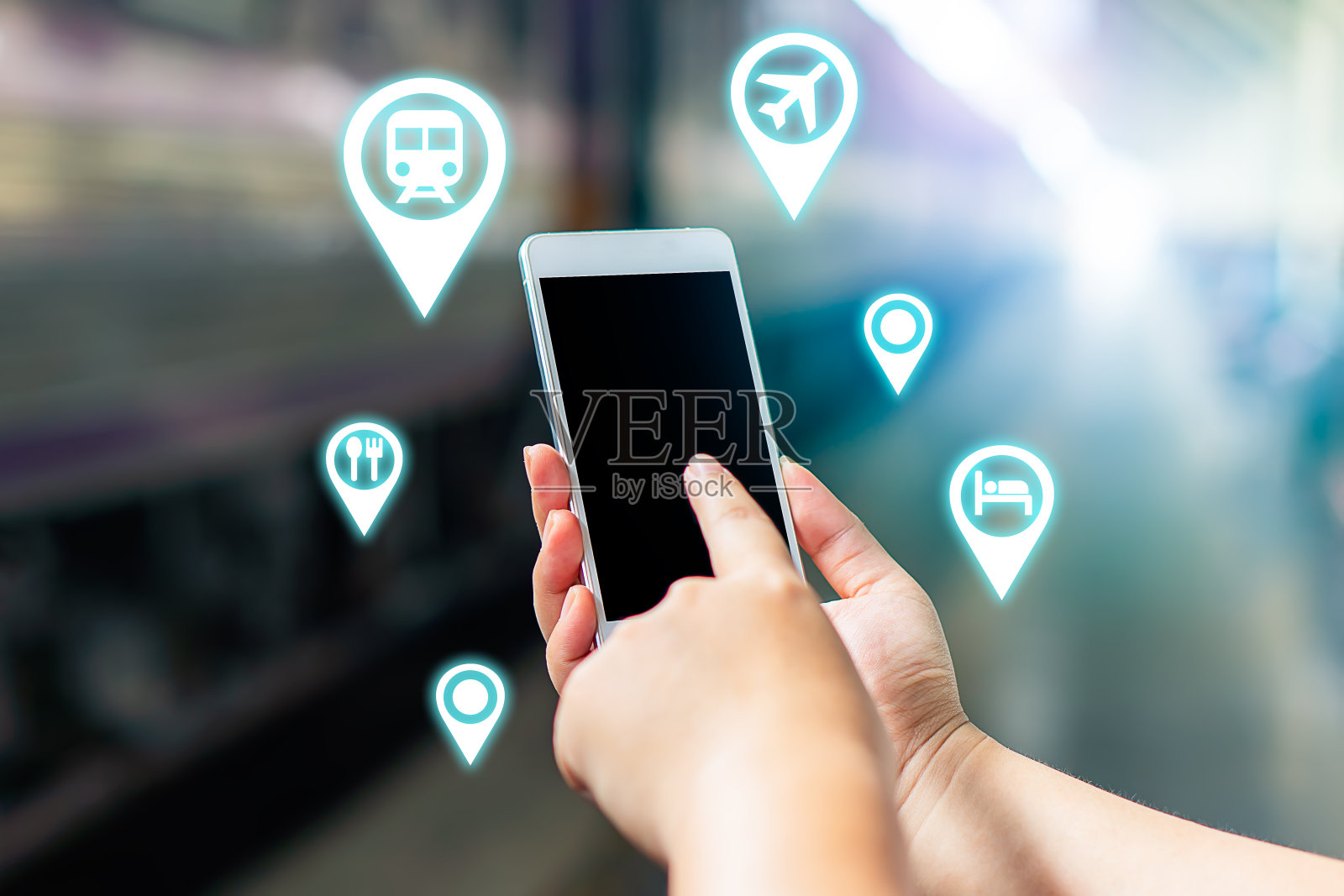 年轻聪明的单身女性旅游旅行使用手机应用计划，搜索信息，组织旅行，预订交通，巴士，火车，酒店，航班，通过互联网无现金信用卡技术照片摄影图片