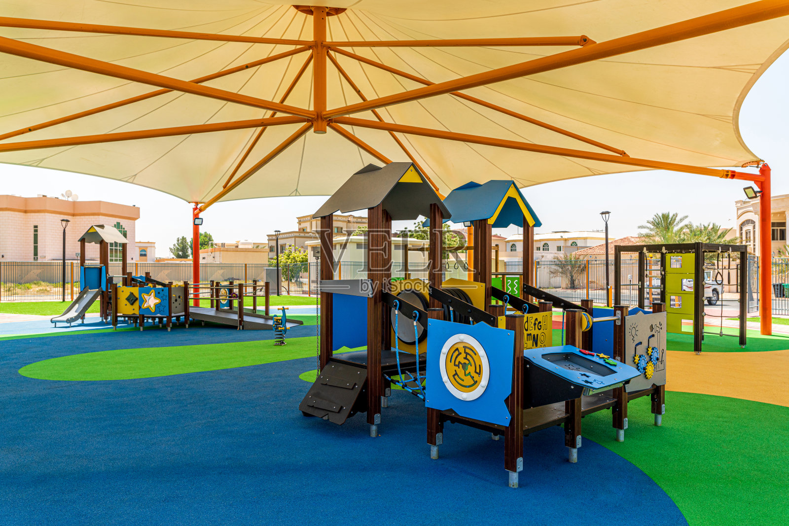 清真寺旁配备现代化游乐设施的橡胶地面小型公园照片摄影图片
