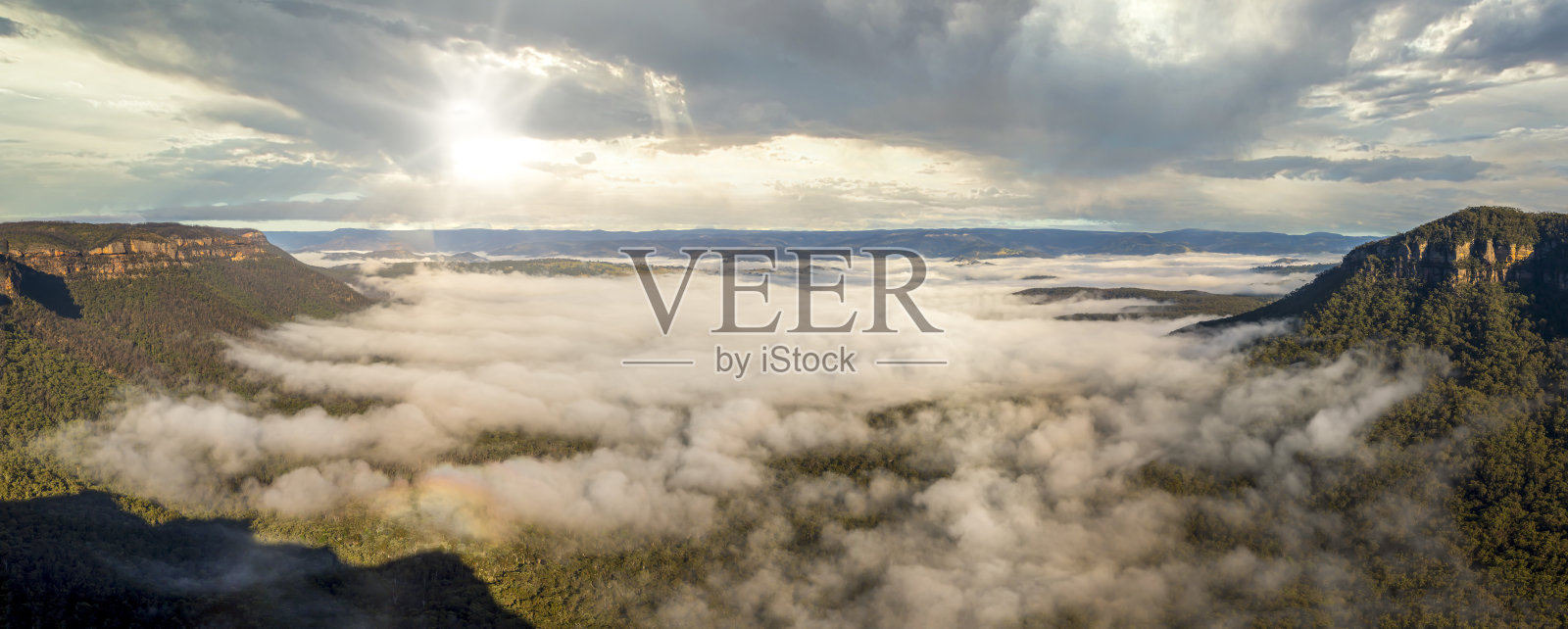 澳大利亚蓝山地区卡图姆巴附近的贾米森山谷的云照片摄影图片