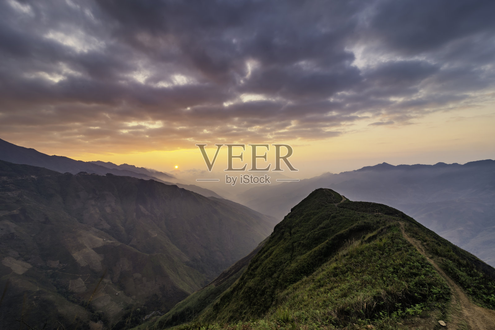 太极拳是越南北部著名的山脉。一年到头，这座山在云层之上升起，产生了云的倒转照片摄影图片