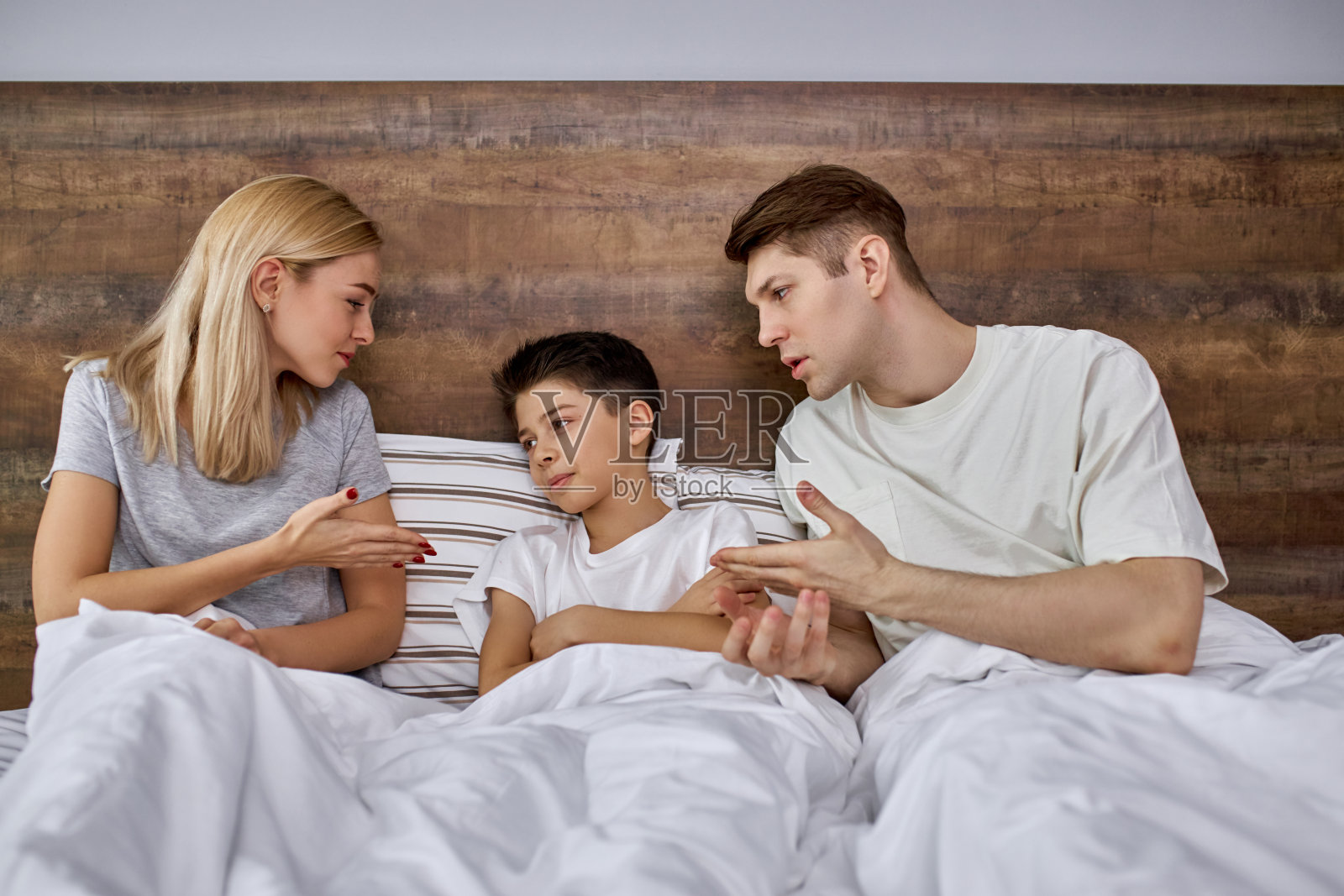 孩子厌倦了父母之间无休止的争吵照片摄影图片