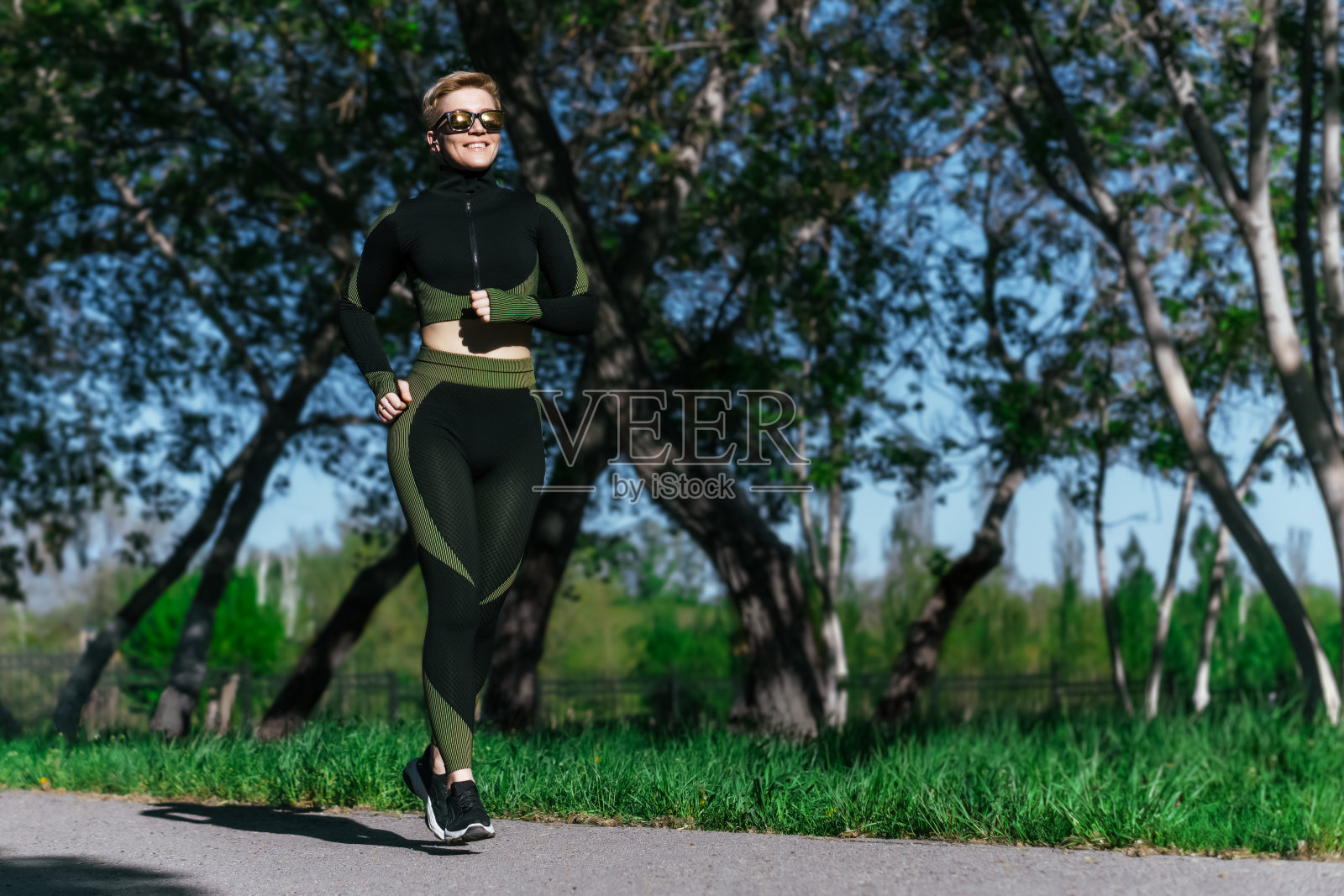 不错的女运动员在户外慢跑照片摄影图片