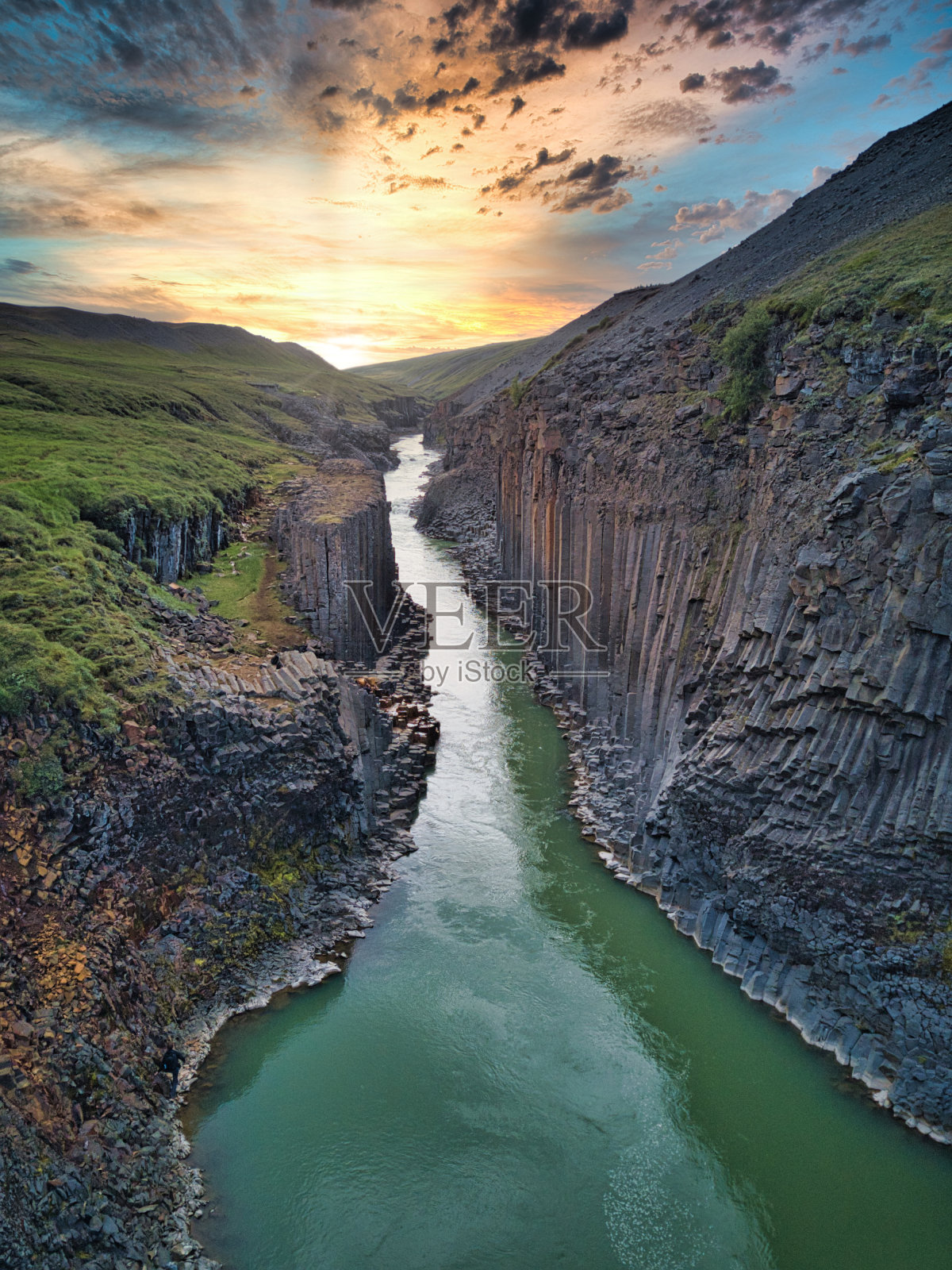 冰岛斯图拉吉尔玄武岩峡谷。冰岛最美妙的自然观光之一。照片摄影图片