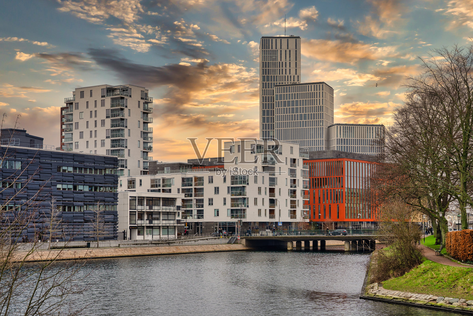 美丽的城市景观，瑞典马尔默，日落时的运河照片摄影图片