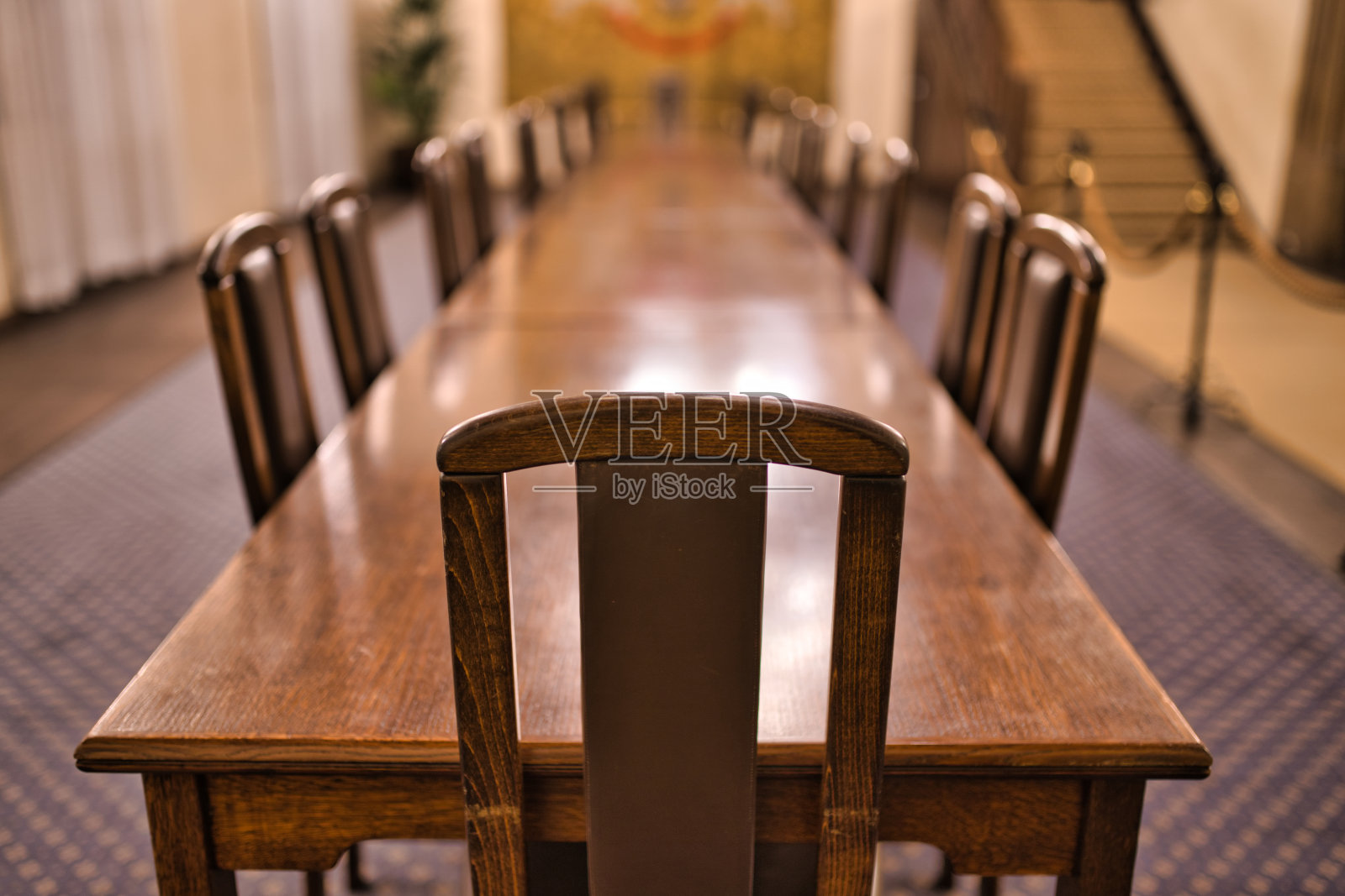 会议室空空如也的会议桌和椅子图片照片摄影图片