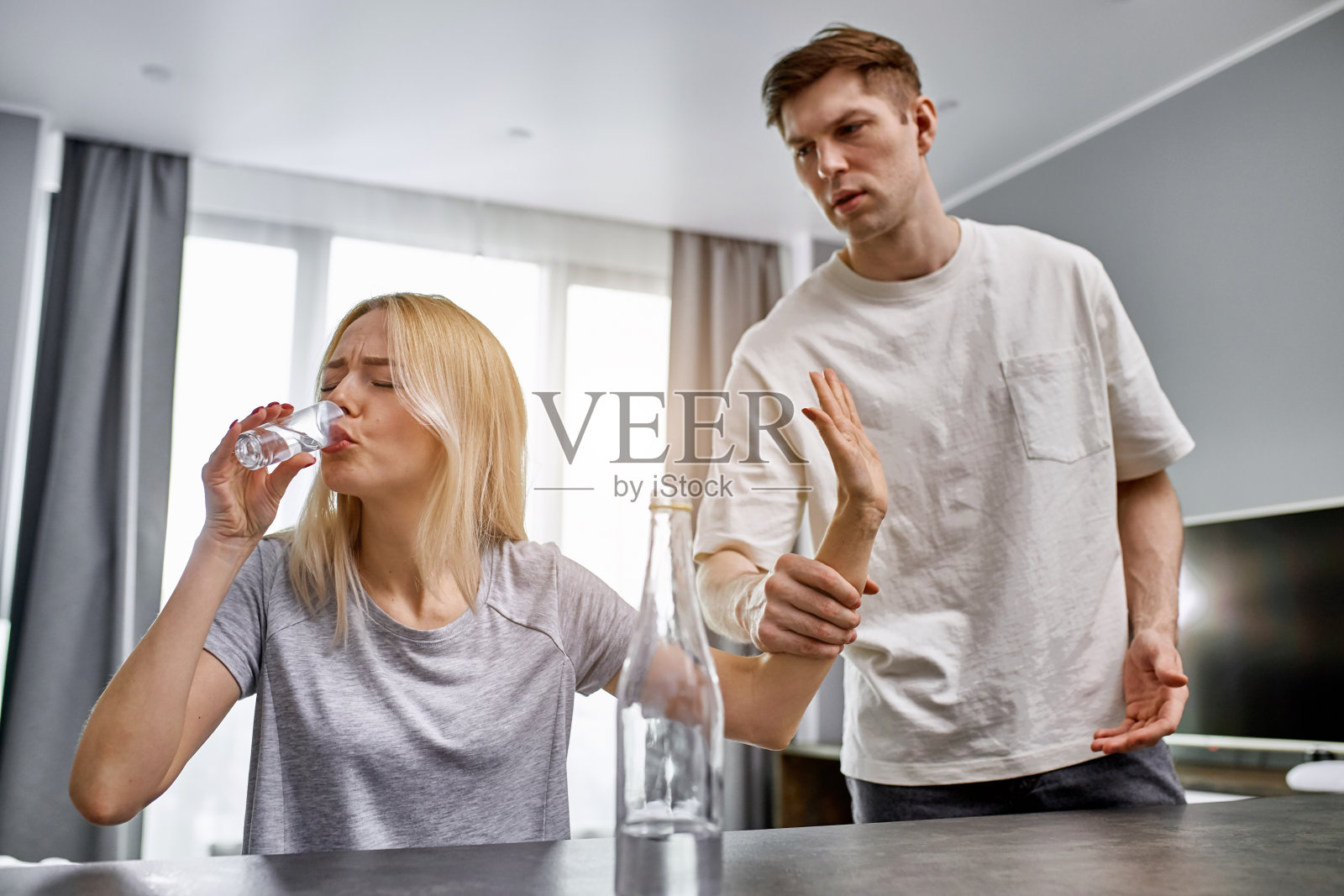 让我一个人静静！家庭成员遭受酒精依赖之苦照片摄影图片